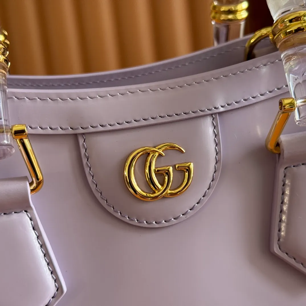 p1560. 💋💋💋【With full set of original counter packaging】【New Product】In the 2025 spring and summer series, the Gucci Diana series reinterprets classic bamboo accessories with resin and brass details. There are many ways to carry it, it can be carried cross-body or on the shoulder. Light purple glossy polished sheepskin Gold-tone hardware Bamboo shaped resin and brass handles Light purple sheepskin lining Double G Interior: One open pocket 8 cm high Removable and adjustable sheepskin shoulder strap (48 to 55 cm high); length adjustable from 93 to 109 cm Ident.: 832936. Dimensions: 20cm (width) x 16cm (height) x 10cm (depth) Weight: approx. 0.95kg Color: light purple full leather. Made in Italy