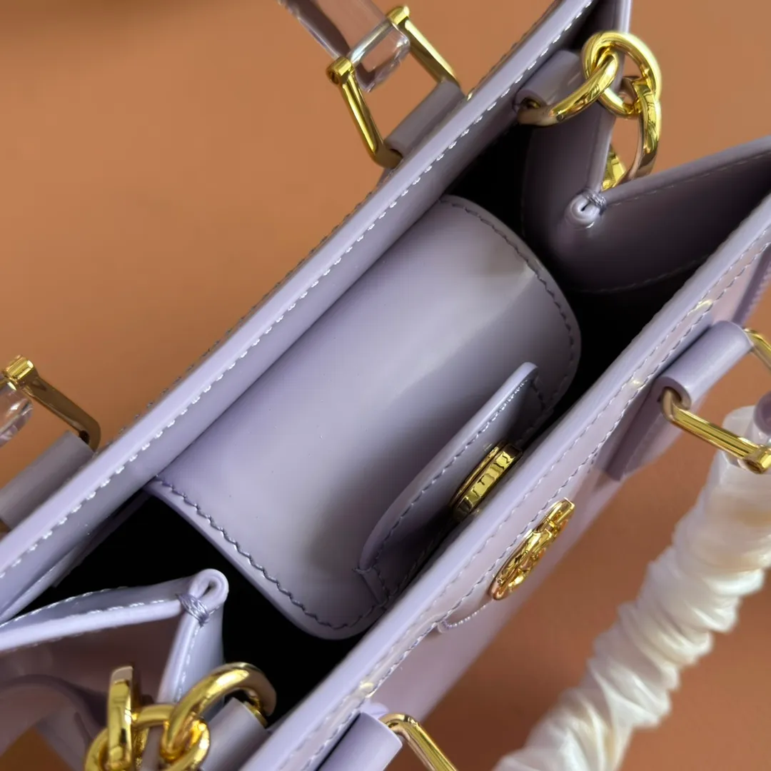 p1560. 💋💋💋【With full set of original counter packaging】【New Product】In the 2025 spring and summer series, the Gucci Diana series reinterprets classic bamboo accessories with resin and brass details. There are many ways to carry it, it can be carried cross-body or on the shoulder. Light purple glossy polished sheepskin Gold-tone hardware Bamboo shaped resin and brass handles Light purple sheepskin lining Double G Interior: One open pocket 8 cm high Removable and adjustable sheepskin shoulder strap (48 to 55 cm high); length adjustable from 93 to 109 cm Ident.: 832936. Dimensions: 20cm (width) x 16cm (height) x 10cm (depth) Weight: approx. 0.95kg Color: light purple full leather. Made in Italy