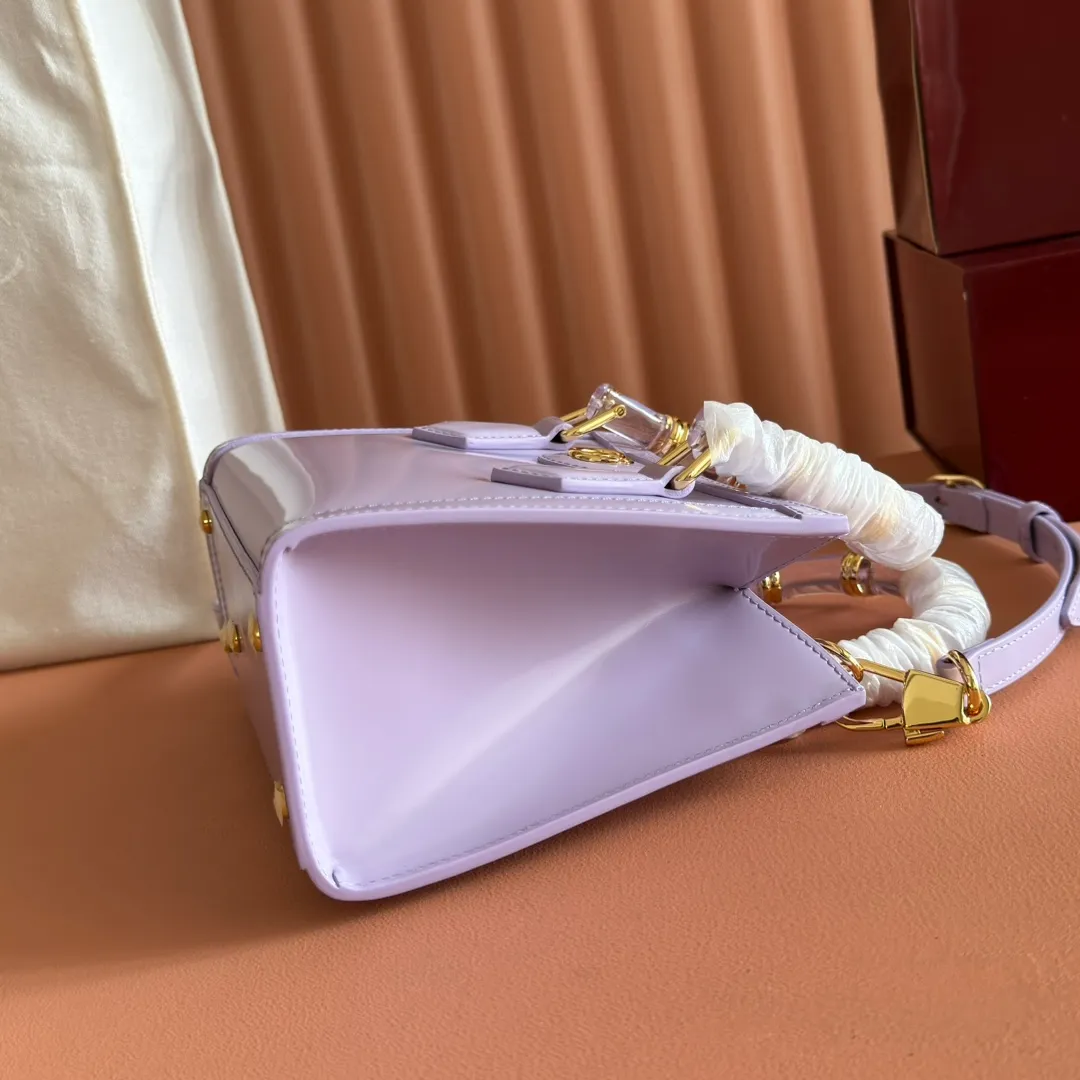 p1560. 💋💋💋【With full set of original counter packaging】【New Product】In the 2025 spring and summer series, the Gucci Diana series reinterprets classic bamboo accessories with resin and brass details. There are many ways to carry it, it can be carried cross-body or on the shoulder. Light purple glossy polished sheepskin Gold-tone hardware Bamboo shaped resin and brass handles Light purple sheepskin lining Double G Interior: One open pocket 8 cm high Removable and adjustable sheepskin shoulder strap (48 to 55 cm high); length adjustable from 93 to 109 cm Ident.: 832936. Dimensions: 20cm (width) x 16cm (height) x 10cm (depth) Weight: approx. 0.95kg Color: light purple full leather. Made in Italy