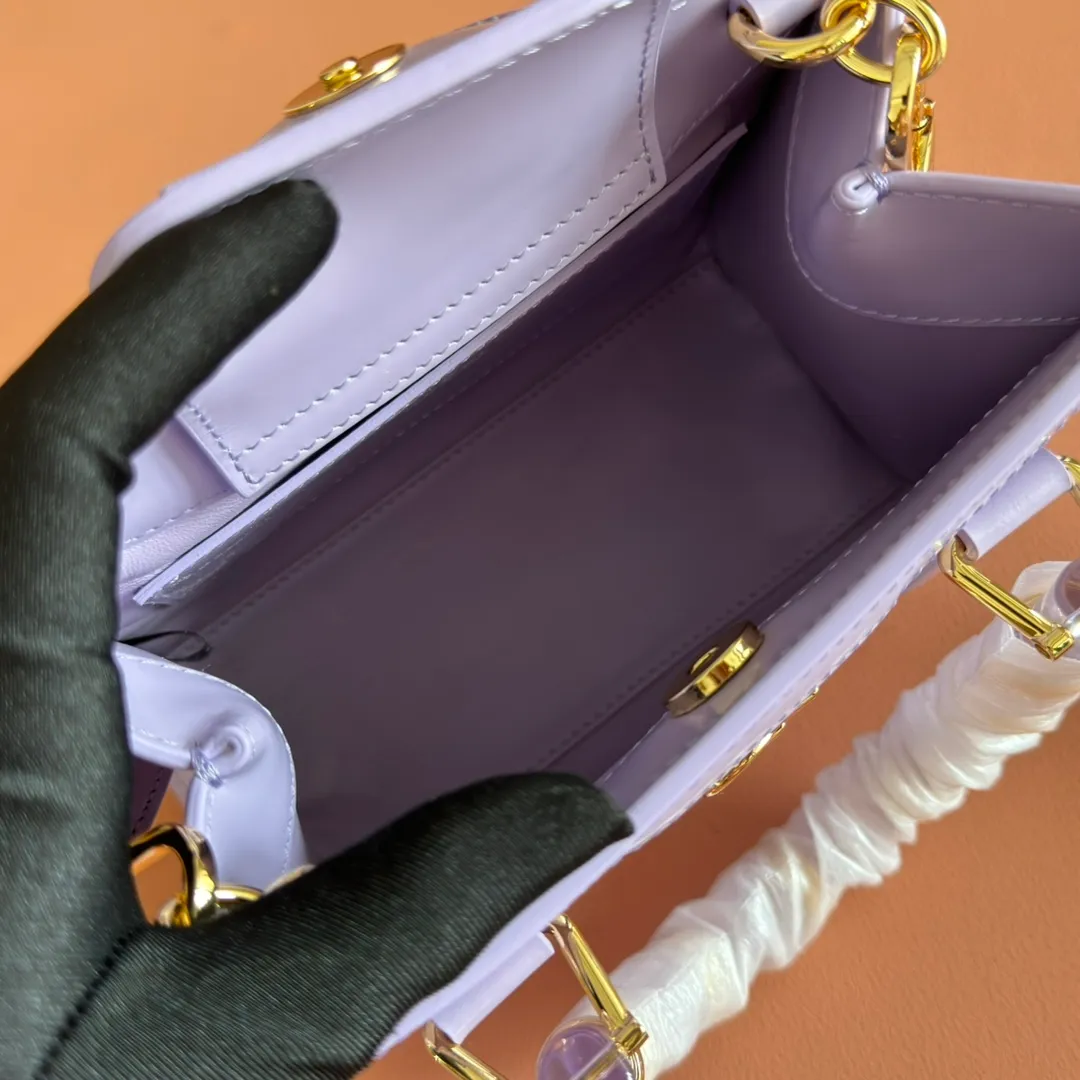 p1560. 💋💋💋【With full set of original counter packaging】【New Product】In the 2025 spring and summer series, the Gucci Diana series reinterprets classic bamboo accessories with resin and brass details. There are many ways to carry it, it can be carried cross-body or on the shoulder. Light purple glossy polished sheepskin Gold-tone hardware Bamboo shaped resin and brass handles Light purple sheepskin lining Double G Interior: One open pocket 8 cm high Removable and adjustable sheepskin shoulder strap (48 to 55 cm high); length adjustable from 93 to 109 cm Ident.: 832936. Dimensions: 20cm (width) x 16cm (height) x 10cm (depth) Weight: approx. 0.95kg Color: light purple full leather. Made in Italy