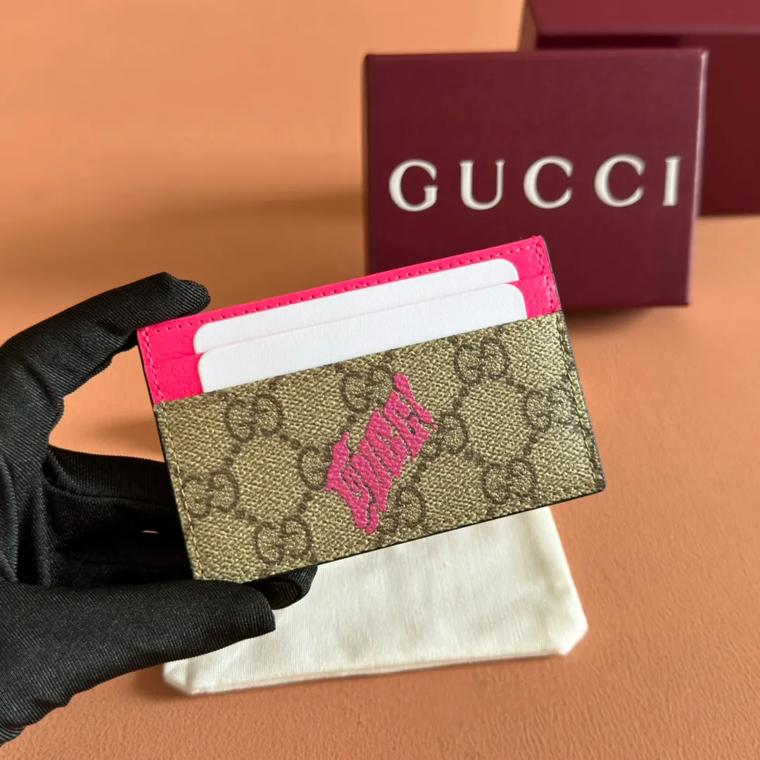 p300. 💋💋"With full set of original counter packaging"💋💋[New Product] In the 2025 early autumn series, Chinese artist Currynew reinterprets the brand logo, adding color to men's ready-to-wear, leather goods and accessories. This two-tone card holder is crafted from coated fabric with the classic GG monogram pattern, cleverly incorporating Gucci prints and contrasting leather piping, making the entire design richer. Beige and dark brown classic GG monogram coated fabric Emerald green leather trim Gucci print Currynew art Moire fabric lining 4 card compartments, 1 open pocket Model number: 835322. Dimensions: 11cm (width) x 7cm (height) Weight: about 60g Color: brown gum/fluorescent rose Made in Italy