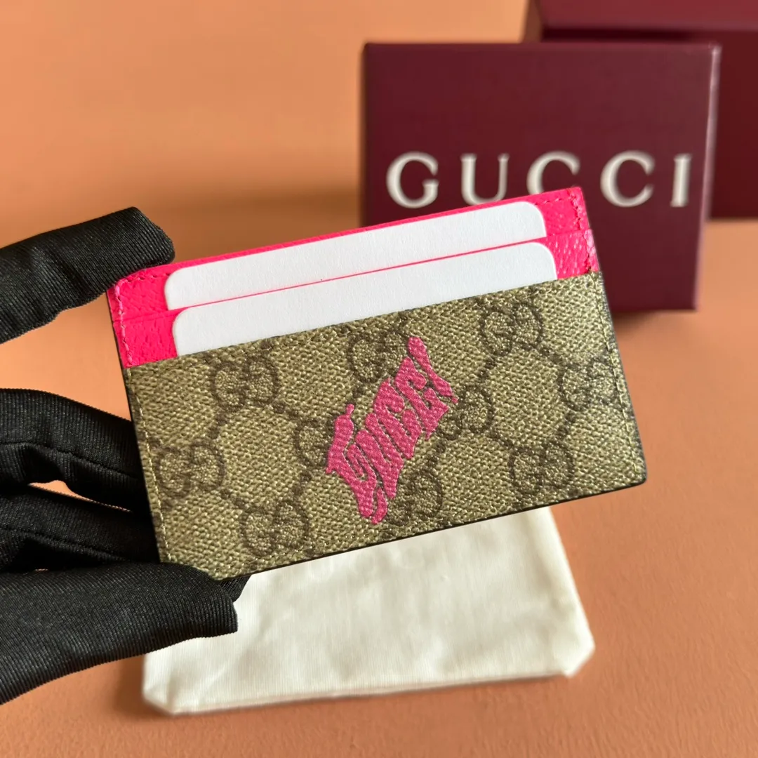 p300. 💋💋"With full set of original counter packaging"💋💋[New Product] In the 2025 early autumn series, Chinese artist Currynew reinterprets the brand logo, adding color to men's ready-to-wear, leather goods and accessories. This two-tone card holder is crafted from coated fabric with the classic GG monogram pattern, cleverly incorporating Gucci prints and contrasting leather piping, making the entire design richer. Beige and dark brown classic GG monogram coated fabric Emerald green leather trim Gucci print Currynew art Moire fabric lining 4 card compartments, 1 open pocket Model number: 835322. Dimensions: 11cm (width) x 7cm (height) Weight: about 60g Color: brown gum/fluorescent rose Made in Italy