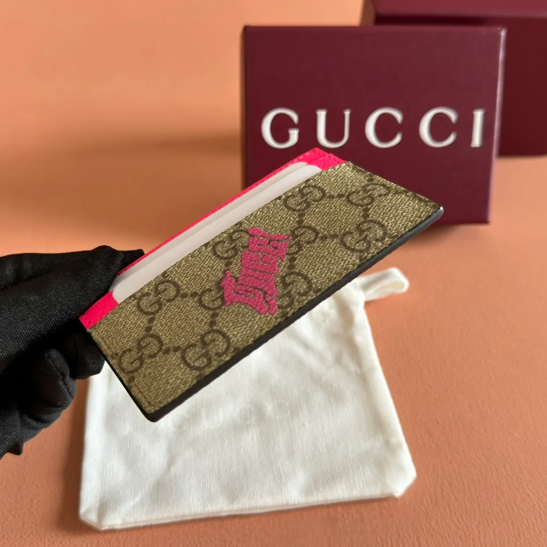 p300. 💋💋"With full set of original counter packaging"💋💋[New Product] In the 2025 early autumn series, Chinese artist Currynew reinterprets the brand logo, adding color to men's ready-to-wear, leather goods and accessories. This two-tone card holder is crafted from coated fabric with the classic GG monogram pattern, cleverly incorporating Gucci prints and contrasting leather piping, making the entire design richer. Beige and dark brown classic GG monogram coated fabric Emerald green leather trim Gucci print Currynew art Moire fabric lining 4 card compartments, 1 open pocket Model number: 835322. Dimensions: 11cm (width) x 7cm (height) Weight: about 60g Color: brown gum/fluorescent rose Made in Italy