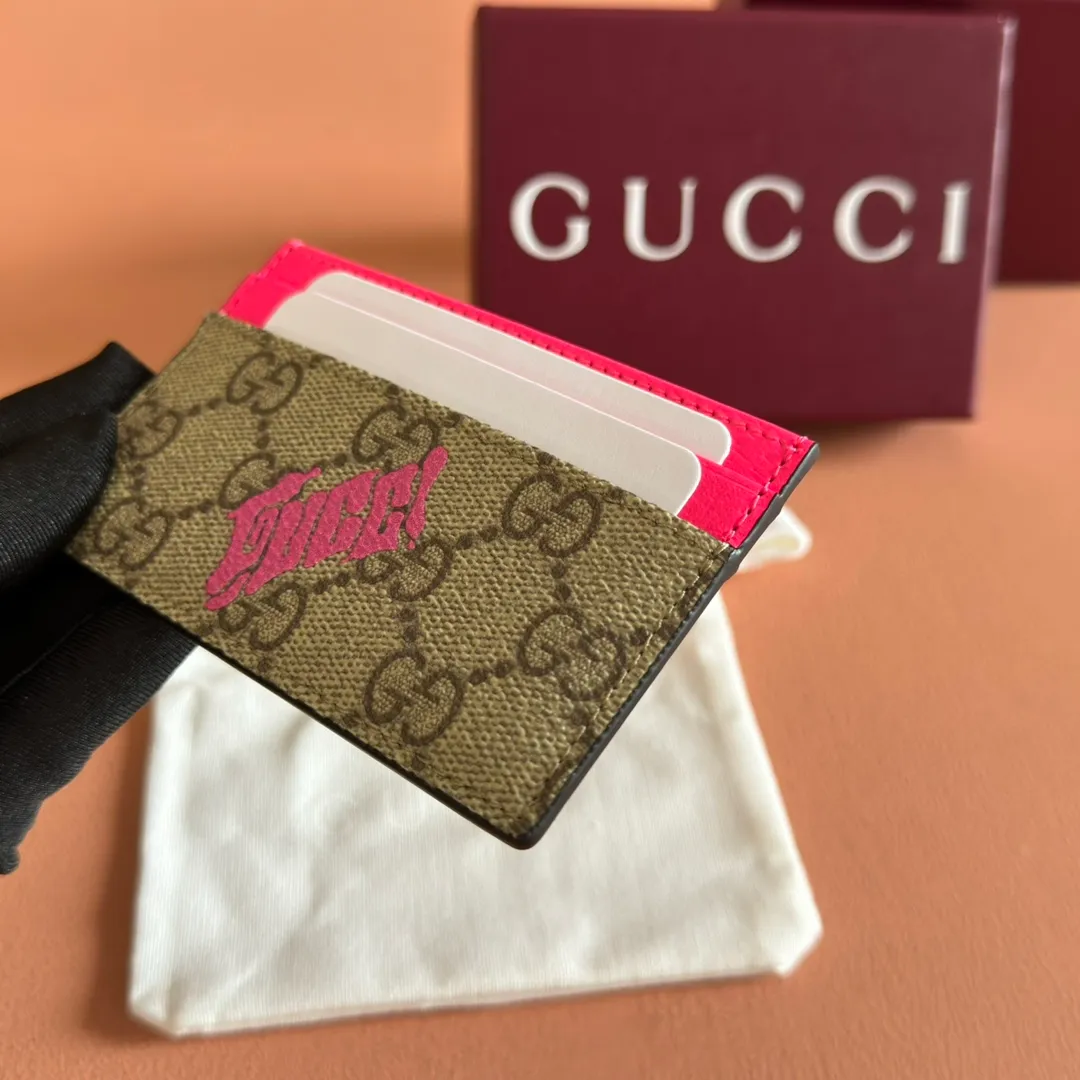 p300. 💋💋"With full set of original counter packaging"💋💋[New Product] In the 2025 early autumn series, Chinese artist Currynew reinterprets the brand logo, adding color to men's ready-to-wear, leather goods and accessories. This two-tone card holder is crafted from coated fabric with the classic GG monogram pattern, cleverly incorporating Gucci prints and contrasting leather piping, making the entire design richer. Beige and dark brown classic GG monogram coated fabric Emerald green leather trim Gucci print Currynew art Moire fabric lining 4 card compartments, 1 open pocket Model number: 835322. Dimensions: 11cm (width) x 7cm (height) Weight: about 60g Color: brown gum/fluorescent rose Made in Italy