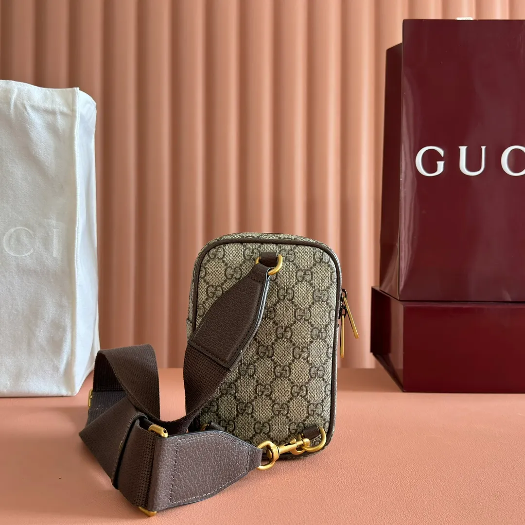 p860. 📣📣📣【Original leather with 🌈full counter packaging】🔥🔥Ophidia series GG mini handbag. Small travel accessories remain an indispensable highlight in Gucci’s leather goods selection, paying homage to the brand’s luxury travel roots. Various logos derived from the initials of Mr. Guccio Gucci, the founder of the brand, inject elegant and timeless logo connotation into individual products. This Ophidia mini bag in classic GG Supreme canvas features 2 card compartments and an external zip pocket. Beige and ebony GG Supreme canvas, gray leather trim, palladium-tone hardware, gray webbing, cotton and linen lining Double G, interior: 2 card compartments, exterior zip pocket, shoulder strap drop 52 cm, zip fastening. Weight: approx. 0.45kg. Model: 752565. Dimensions: 12(width) x 18(h) x 6.9cm(d) Color: brown/pvc. Made in Italy