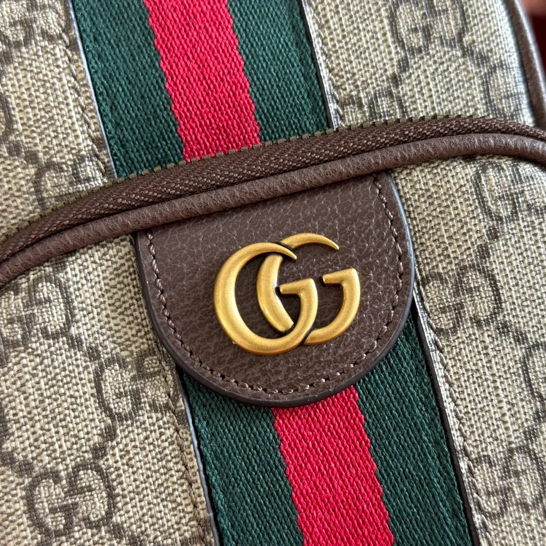 p860. 📣📣📣【Original leather with 🌈full counter packaging】🔥🔥Ophidia series GG mini handbag. Small travel accessories remain an indispensable highlight in Gucci’s leather goods selection, paying homage to the brand’s luxury travel roots. Various logos derived from the initials of Mr. Guccio Gucci, the founder of the brand, inject elegant and timeless logo connotation into individual products. This Ophidia mini bag in classic GG Supreme canvas features 2 card compartments and an external zip pocket. Beige and ebony GG Supreme canvas, gray leather trim, palladium-tone hardware, gray webbing, cotton and linen lining Double G, interior: 2 card compartments, exterior zip pocket, shoulder strap drop 52 cm, zip fastening. Weight: approx. 0.45kg. Model: 752565. Dimensions: 12(width) x 18(h) x 6.9cm(d) Color: brown/pvc. Made in Italy