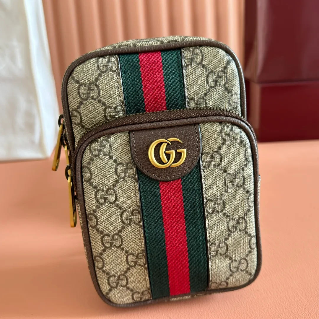 p860. 📣📣📣【Original leather with 🌈full counter packaging】🔥🔥Ophidia series GG mini handbag. Small travel accessories remain an indispensable highlight in Gucci’s leather goods selection, paying homage to the brand’s luxury travel roots. Various logos derived from the initials of Mr. Guccio Gucci, the founder of the brand, inject elegant and timeless logo connotation into individual products. This Ophidia mini bag in classic GG Supreme canvas features 2 card compartments and an external zip pocket. Beige and ebony GG Supreme canvas, gray leather trim, palladium-tone hardware, gray webbing, cotton and linen lining Double G, interior: 2 card compartments, exterior zip pocket, shoulder strap drop 52 cm, zip fastening. Weight: approx. 0.45kg. Model: 752565. Dimensions: 12(width) x 18(h) x 6.9cm(d) Color: brown/pvc. Made in Italy
