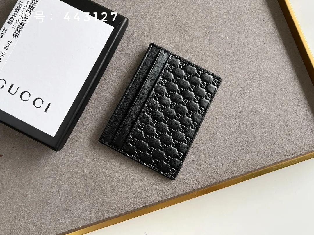 💰100 Top original version💎 GG small G embossed # GUCCI new card holder Genuine card holder, real photo G embossed/full leather. 😘Made of Gucci Signature material, hot-pressed and exquisitely printed💯Made with top-notch overseas hardware! Style number: 233166/443127 Size: W10xH7cm.