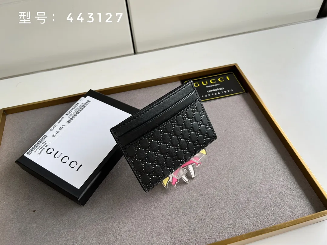 💰100 Top original version💎 GG small G embossed # GUCCI new card holder Genuine card holder, real photo G embossed/full leather. 😘Made of Gucci Signature material, hot-pressed and exquisitely printed💯Made with top-notch overseas hardware! Style number: 233166/443127 Size: W10xH7cm.