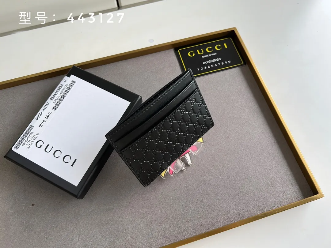💰100 Top original version💎 GG small G embossed # GUCCI new card holder Genuine card holder, real photo G embossed/full leather. 😘Made of Gucci Signature material, hot-pressed and exquisitely printed💯Made with top-notch overseas hardware! Style number: 233166/443127 Size: W10xH7cm.