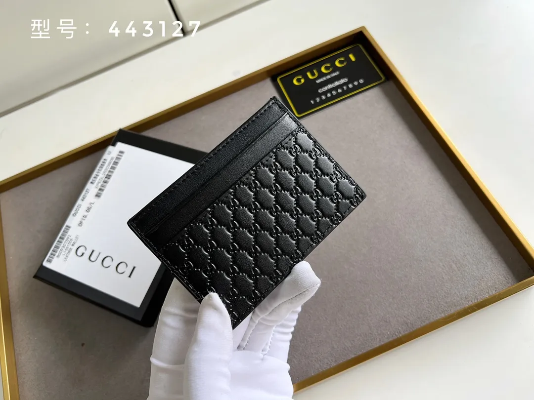 💰100 Top original version💎 GG small G embossed # GUCCI new card holder Genuine card holder, real photo G embossed/full leather. 😘Made of Gucci Signature material, hot-pressed and exquisitely printed💯Made with top-notch overseas hardware! Style number: 233166/443127 Size: W10xH7cm.
