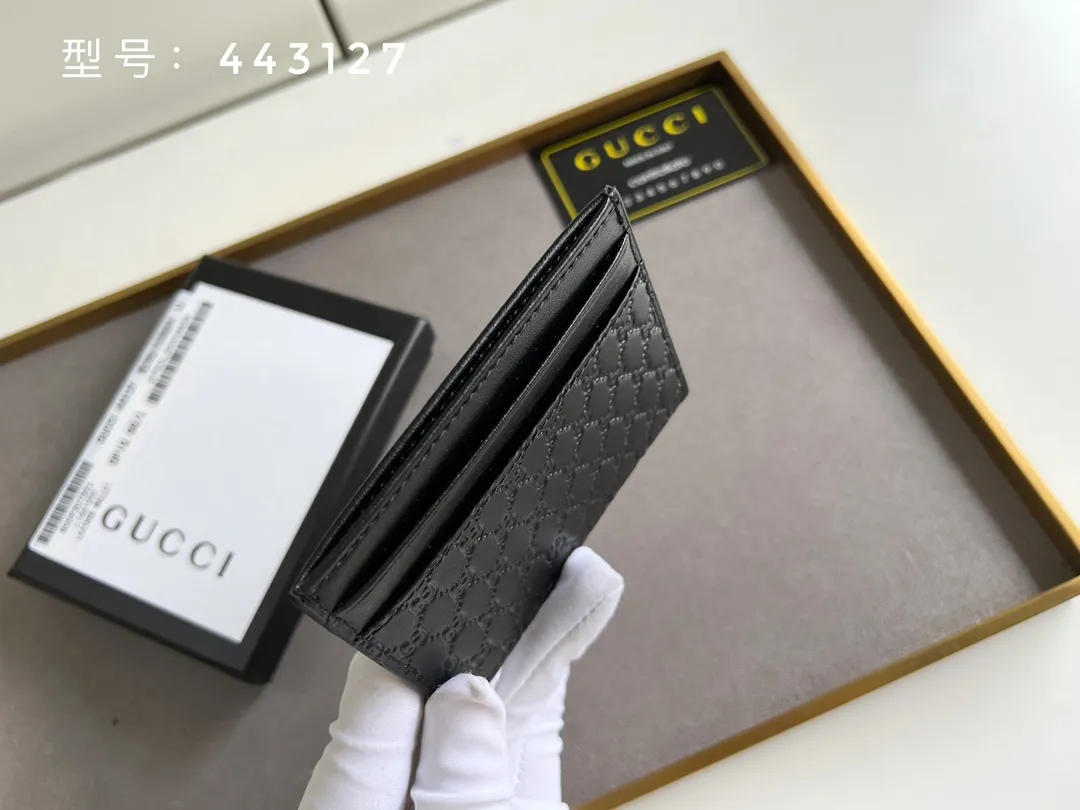 💰100 Top original version💎 GG small G embossed # GUCCI new card holder Genuine card holder, real photo G embossed/full leather. 😘Made of Gucci Signature material, hot-pressed and exquisitely printed💯Made with top-notch overseas hardware! Style number: 233166/443127 Size: W10xH7cm.