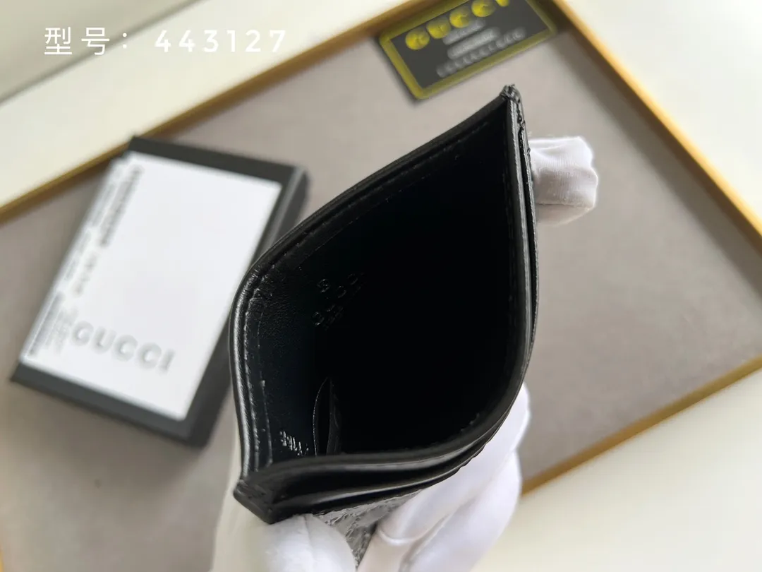 💰100 Top original version💎 GG small G embossed # GUCCI new card holder Genuine card holder, real photo G embossed/full leather. 😘Made of Gucci Signature material, hot-pressed and exquisitely printed💯Made with top-notch overseas hardware! Style number: 233166/443127 Size: W10xH7cm.