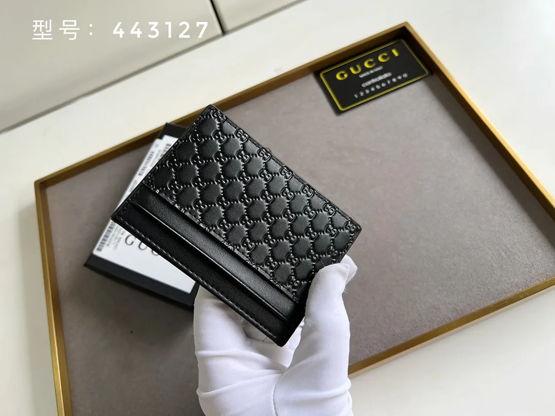 💰100 Top original version💎 GG small G embossed # GUCCI new card holder Genuine card holder, real photo G embossed/full leather. 😘Made of Gucci Signature material, hot-pressed and exquisitely printed💯Made with top-notch overseas hardware! Style number: 233166/443127 Size: W10xH7cm.