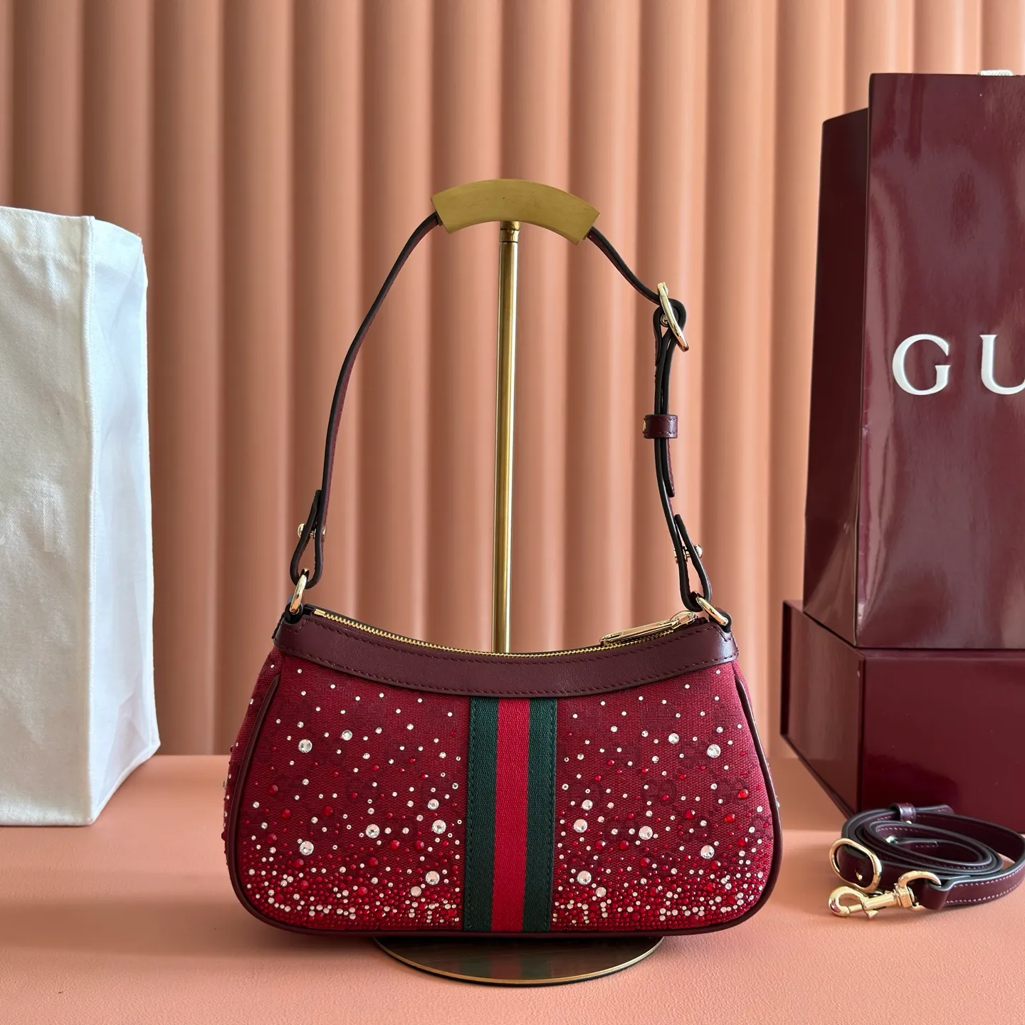 p1120💋💋💋[Original configuration and complete counter packaging] The Ophidia series pays tribute to the brand heritage with its iconic striped webbing and light gold-toned double G logo, and is crafted with gradient effect imitation crystals to highlight its dazzling brilliance. Gucci Ancora GG canvas with gradient effect crystals Gucci Ancora leather trim Light gold tone hardware Rosso Ancora cotton and linen lining Double G webbing Interior: 1 open pocket Adjustable handles (height: 17cm - 23cm; length: 36cm - 47cm) Detachable and adjustable leather shoulder strap (height: 51cm - 59cm; length: 102cm - 118 cm) Zipper closure Model: 841341. Dimensions: 26cm (width) x 15cm (height) x 6.5cm (depth) Weight: approx. 0.35kg Colour: Crystal Anchor Red. Made in Italy