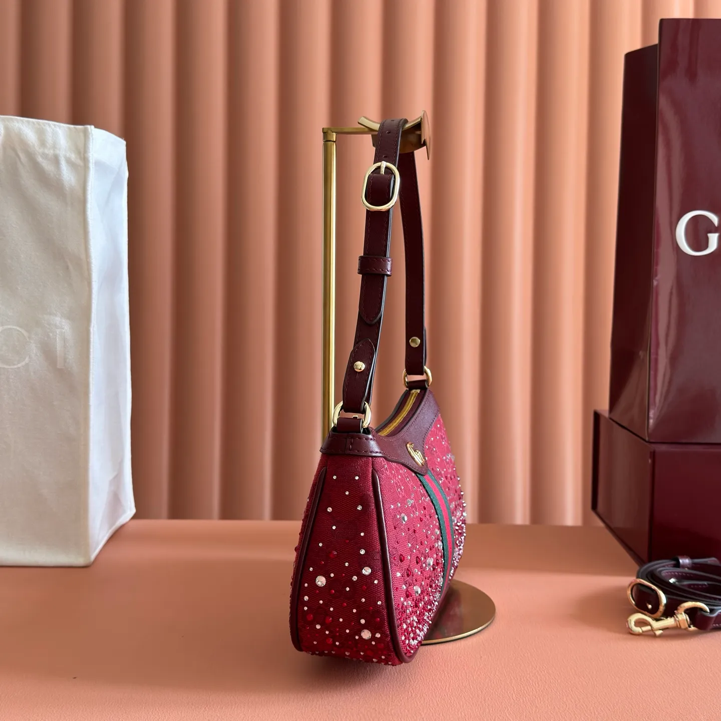 p1120💋💋💋[Original configuration and complete counter packaging] The Ophidia series pays tribute to the brand heritage with its iconic striped webbing and light gold-toned double G logo, and is crafted with gradient effect imitation crystals to highlight its dazzling brilliance. Gucci Ancora GG canvas with gradient effect crystals Gucci Ancora leather trim Light gold tone hardware Rosso Ancora cotton and linen lining Double G webbing Interior: 1 open pocket Adjustable handles (height: 17cm - 23cm; length: 36cm - 47cm) Detachable and adjustable leather shoulder strap (height: 51cm - 59cm; length: 102cm - 118 cm) Zipper closure Model: 841341. Dimensions: 26cm (width) x 15cm (height) x 6.5cm (depth) Weight: approx. 0.35kg Colour: Crystal Anchor Red. Made in Italy