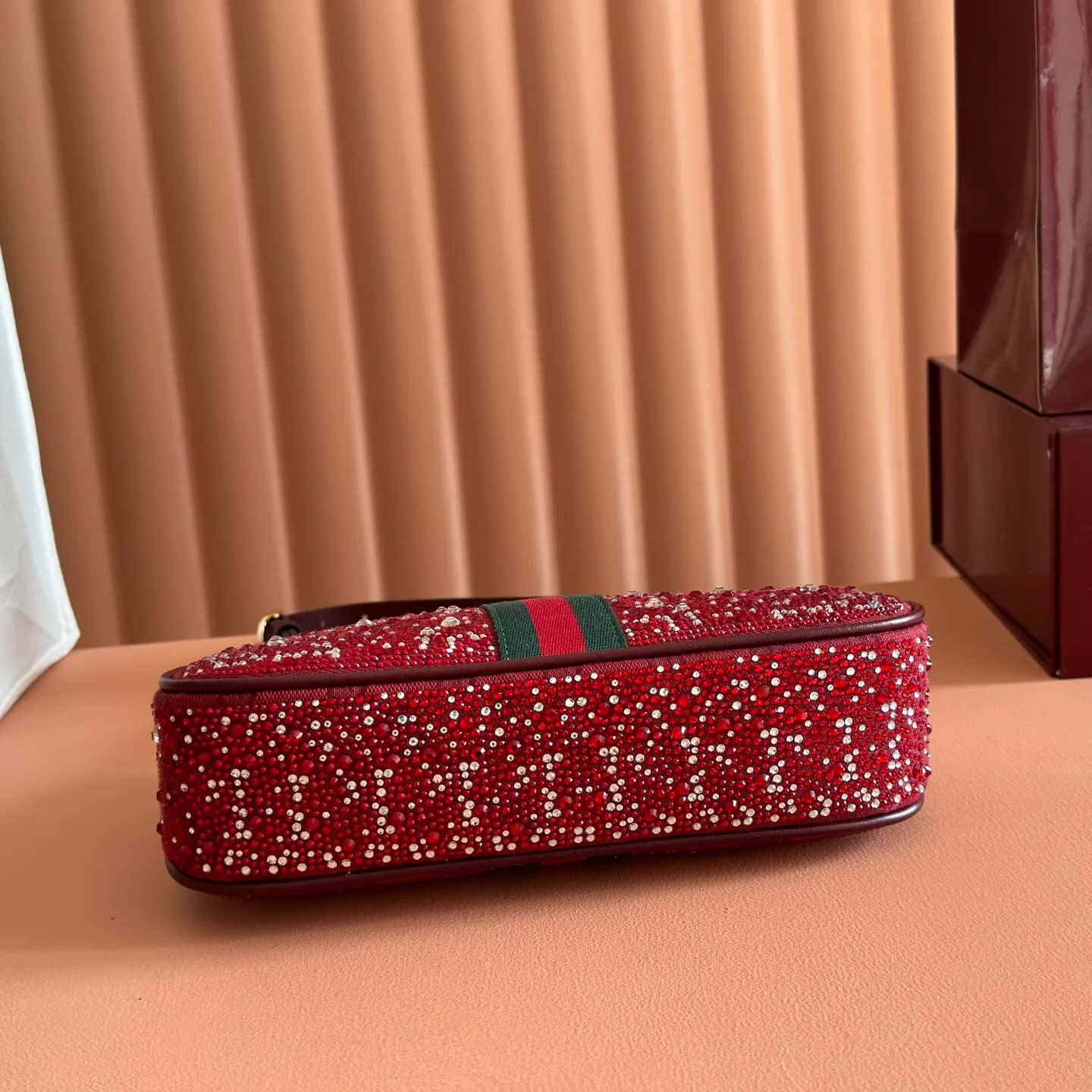 p1120💋💋💋[Original configuration and complete counter packaging] The Ophidia series pays tribute to the brand heritage with its iconic striped webbing and light gold-toned double G logo, and is crafted with gradient effect imitation crystals to highlight its dazzling brilliance. Gucci Ancora GG canvas with gradient effect crystals Gucci Ancora leather trim Light gold tone hardware Rosso Ancora cotton and linen lining Double G webbing Interior: 1 open pocket Adjustable handles (height: 17cm - 23cm; length: 36cm - 47cm) Detachable and adjustable leather shoulder strap (height: 51cm - 59cm; length: 102cm - 118 cm) Zipper closure Model: 841341. Dimensions: 26cm (width) x 15cm (height) x 6.5cm (depth) Weight: approx. 0.35kg Colour: Crystal Anchor Red. Made in Italy