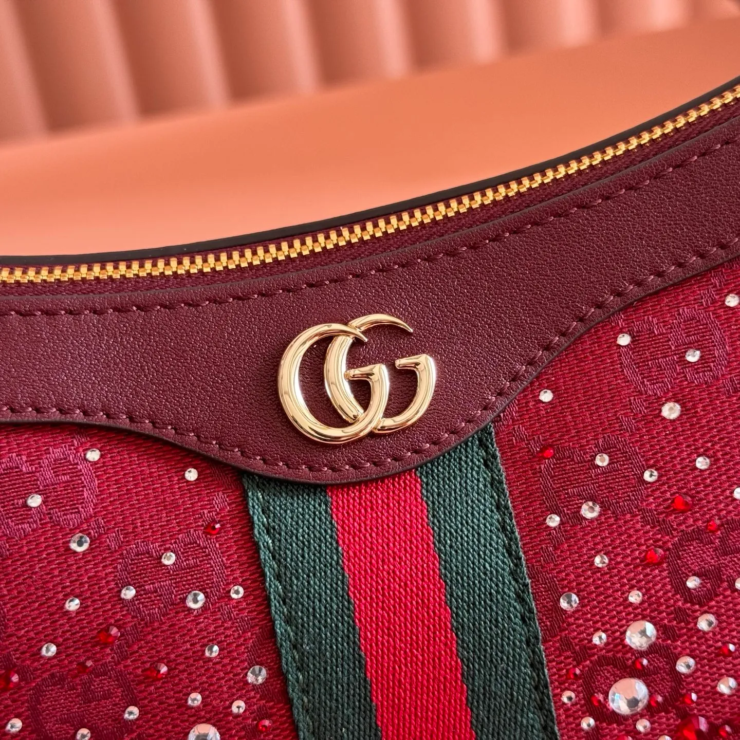 p1120💋💋💋[Original configuration and complete counter packaging] The Ophidia series pays tribute to the brand heritage with its iconic striped webbing and light gold-toned double G logo, and is crafted with gradient effect imitation crystals to highlight its dazzling brilliance. Gucci Ancora GG canvas with gradient effect crystals Gucci Ancora leather trim Light gold tone hardware Rosso Ancora cotton and linen lining Double G webbing Interior: 1 open pocket Adjustable handles (height: 17cm - 23cm; length: 36cm - 47cm) Detachable and adjustable leather shoulder strap (height: 51cm - 59cm; length: 102cm - 118 cm) Zipper closure Model: 841341. Dimensions: 26cm (width) x 15cm (height) x 6.5cm (depth) Weight: approx. 0.35kg Colour: Crystal Anchor Red. Made in Italy