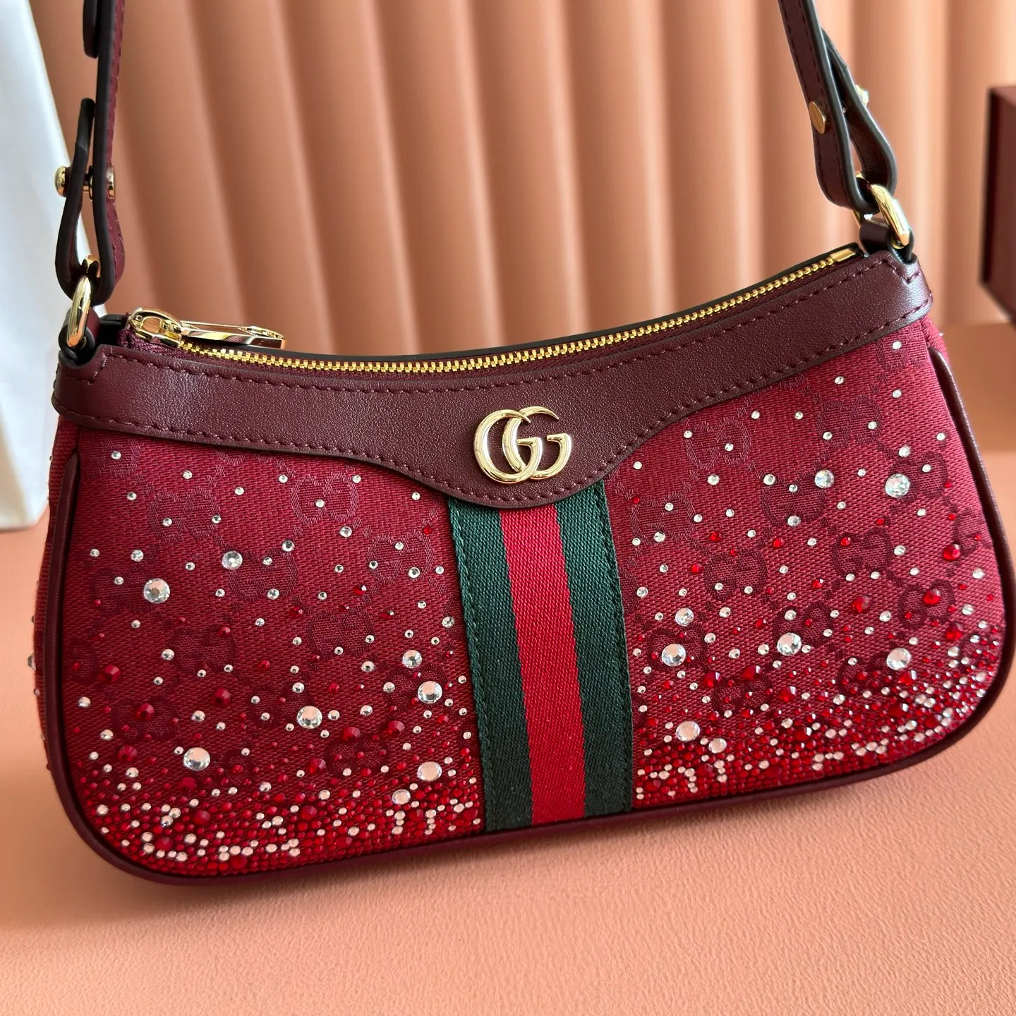 p1120💋💋💋[Original configuration and complete counter packaging] The Ophidia series pays tribute to the brand heritage with its iconic striped webbing and light gold-toned double G logo, and is crafted with gradient effect imitation crystals to highlight its dazzling brilliance. Gucci Ancora GG canvas with gradient effect crystals Gucci Ancora leather trim Light gold tone hardware Rosso Ancora cotton and linen lining Double G webbing Interior: 1 open pocket Adjustable handles (height: 17cm - 23cm; length: 36cm - 47cm) Detachable and adjustable leather shoulder strap (height: 51cm - 59cm; length: 102cm - 118 cm) Zipper closure Model: 841341. Dimensions: 26cm (width) x 15cm (height) x 6.5cm (depth) Weight: approx. 0.35kg Colour: Crystal Anchor Red. Made in Italy