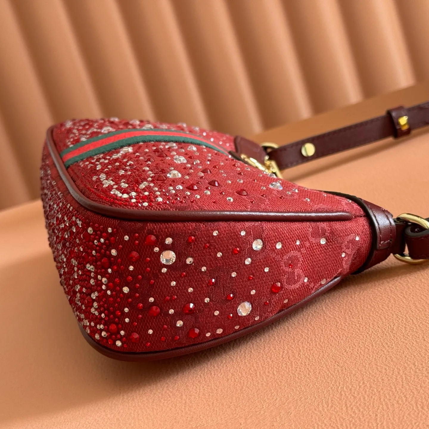 p1120💋💋💋[Original configuration and complete counter packaging] The Ophidia series pays tribute to the brand heritage with its iconic striped webbing and light gold-toned double G logo, and is crafted with gradient effect imitation crystals to highlight its dazzling brilliance. Gucci Ancora GG canvas with gradient effect crystals Gucci Ancora leather trim Light gold tone hardware Rosso Ancora cotton and linen lining Double G webbing Interior: 1 open pocket Adjustable handles (height: 17cm - 23cm; length: 36cm - 47cm) Detachable and adjustable leather shoulder strap (height: 51cm - 59cm; length: 102cm - 118 cm) Zipper closure Model: 841341. Dimensions: 26cm (width) x 15cm (height) x 6.5cm (depth) Weight: approx. 0.35kg Colour: Crystal Anchor Red. Made in Italy