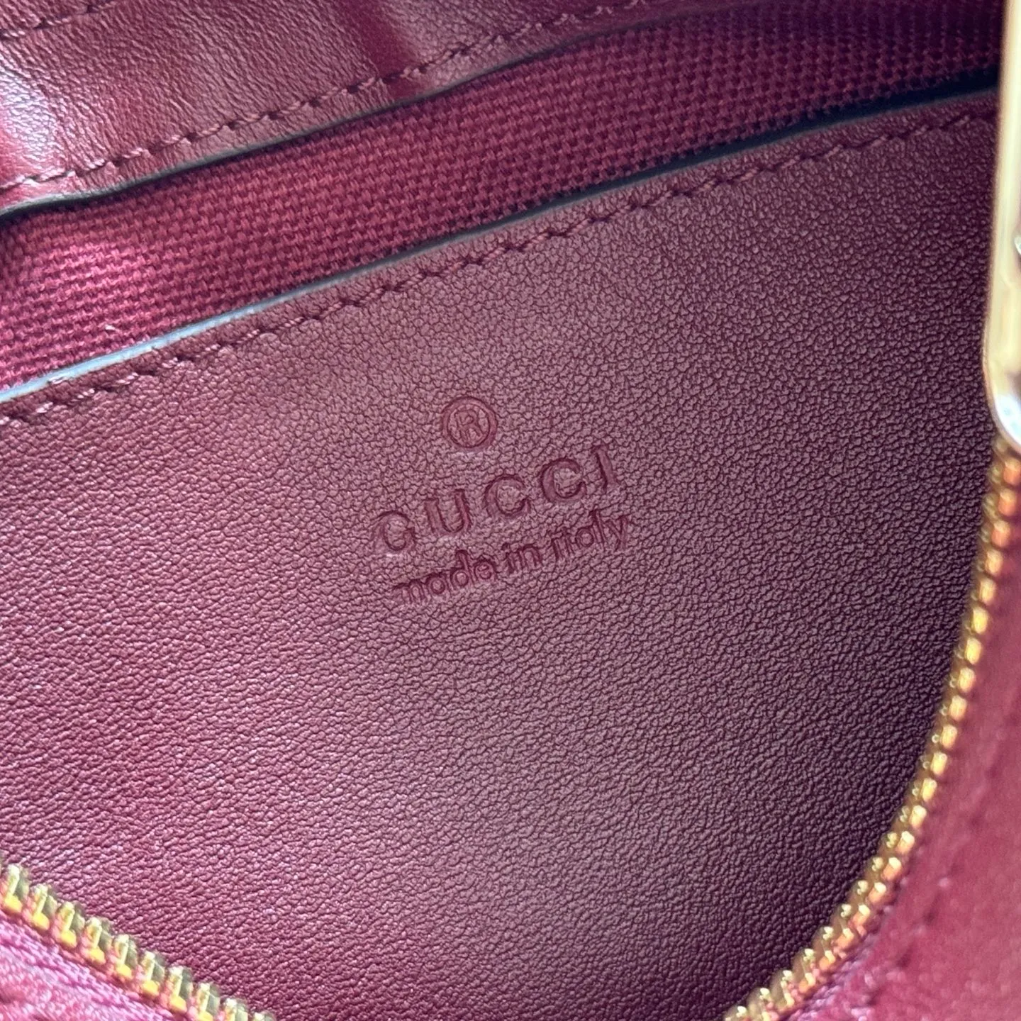 p1120💋💋💋[Original configuration and complete counter packaging] The Ophidia series pays tribute to the brand heritage with its iconic striped webbing and light gold-toned double G logo, and is crafted with gradient effect imitation crystals to highlight its dazzling brilliance. Gucci Ancora GG canvas with gradient effect crystals Gucci Ancora leather trim Light gold tone hardware Rosso Ancora cotton and linen lining Double G webbing Interior: 1 open pocket Adjustable handles (height: 17cm - 23cm; length: 36cm - 47cm) Detachable and adjustable leather shoulder strap (height: 51cm - 59cm; length: 102cm - 118 cm) Zipper closure Model: 841341. Dimensions: 26cm (width) x 15cm (height) x 6.5cm (depth) Weight: approx. 0.35kg Colour: Crystal Anchor Red. Made in Italy