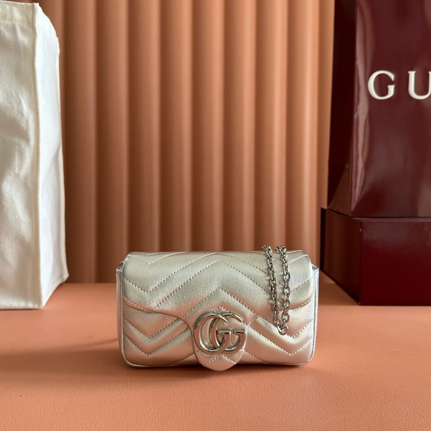 p900. 💋💋💋Imported original leather [with full set of original counter packaging] The brand's iconic GG Marmont series is ingeniously integrated with double G-shaped accessories and faceted chain straps, and soft leather is selected to create a soft-lined bag shape. This mini bag is embellished with the brand's archive logo, which debuted in the 1970s. Silver V-shaped Matelassé sheepskin leather Silver-toned hardware Double G Chain shoulder strap (60 cm high) Magnetic snap fastening Weight: approx. 0.35 kg Model number: 841290. Dimensions: 16.5cm (width) x 9.5cm (height) x 4.5cm (depth) Color: silver sheepskin/original leather. Made in Italy