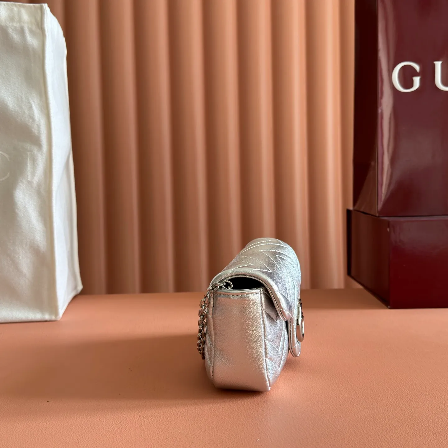 p900. 💋💋💋Imported original leather [with full set of original counter packaging] The brand's iconic GG Marmont series is ingeniously integrated with double G-shaped accessories and faceted chain straps, and soft leather is selected to create a soft-lined bag shape. This mini bag is embellished with the brand's archive logo, which debuted in the 1970s. Silver V-shaped Matelassé sheepskin leather Silver-toned hardware Double G Chain shoulder strap (60 cm high) Magnetic snap fastening Weight: approx. 0.35 kg Model number: 841290. Dimensions: 16.5cm (width) x 9.5cm (height) x 4.5cm (depth) Color: silver sheepskin/original leather. Made in Italy