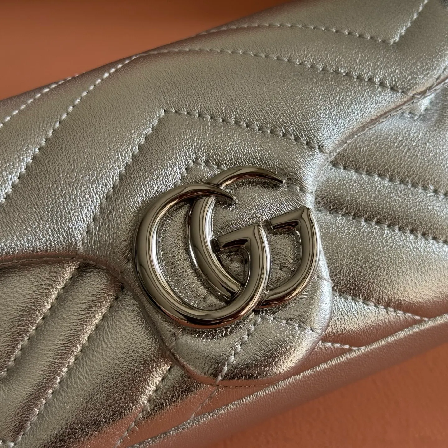 p900. 💋💋💋Imported original leather [with full set of original counter packaging] The brand's iconic GG Marmont series is ingeniously integrated with double G-shaped accessories and faceted chain straps, and soft leather is selected to create a soft-lined bag shape. This mini bag is embellished with the brand's archive logo, which debuted in the 1970s. Silver V-shaped Matelassé sheepskin leather Silver-toned hardware Double G Chain shoulder strap (60 cm high) Magnetic snap fastening Weight: approx. 0.35 kg Model number: 841290. Dimensions: 16.5cm (width) x 9.5cm (height) x 4.5cm (depth) Color: silver sheepskin/original leather. Made in Italy