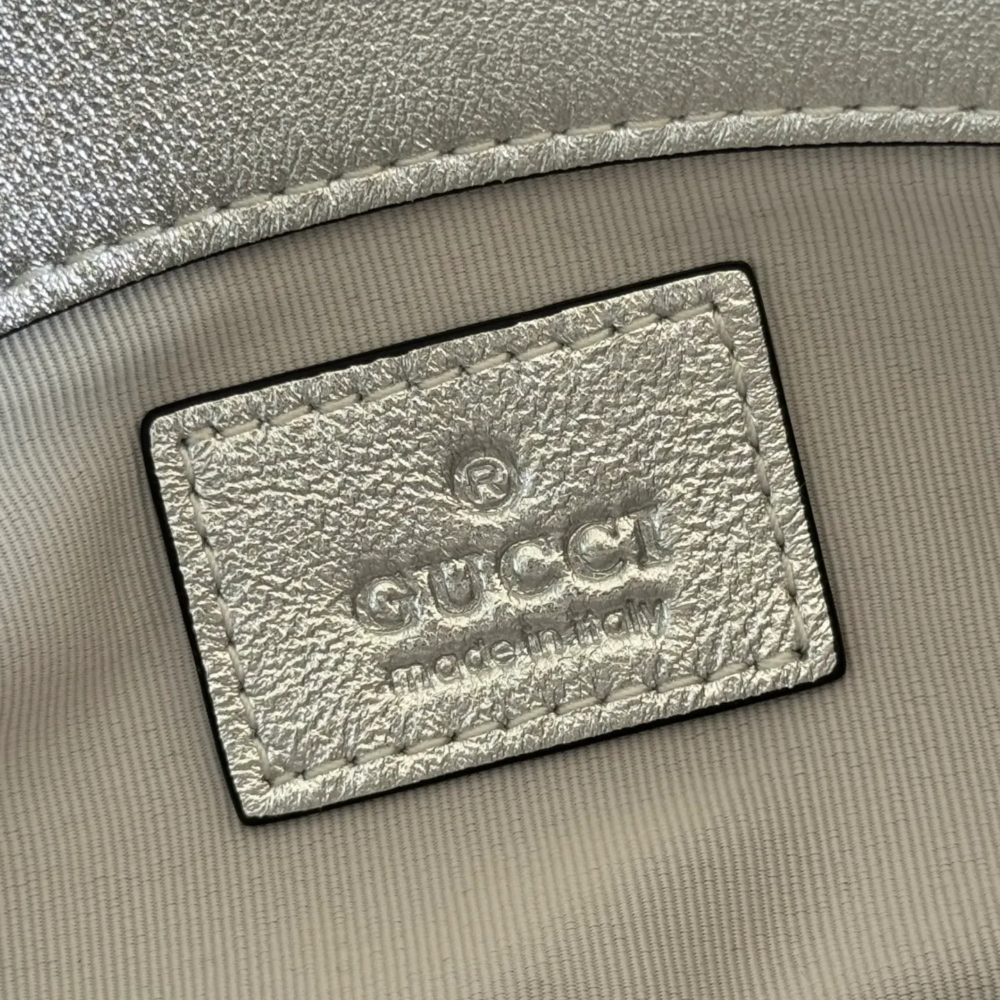 p900. 💋💋💋Imported original leather [with full set of original counter packaging] The brand's iconic GG Marmont series is ingeniously integrated with double G-shaped accessories and faceted chain straps, and soft leather is selected to create a soft-lined bag shape. This mini bag is embellished with the brand's archive logo, which debuted in the 1970s. Silver V-shaped Matelassé sheepskin leather Silver-toned hardware Double G Chain shoulder strap (60 cm high) Magnetic snap fastening Weight: approx. 0.35 kg Model number: 841290. Dimensions: 16.5cm (width) x 9.5cm (height) x 4.5cm (depth) Color: silver sheepskin/original leather. Made in Italy