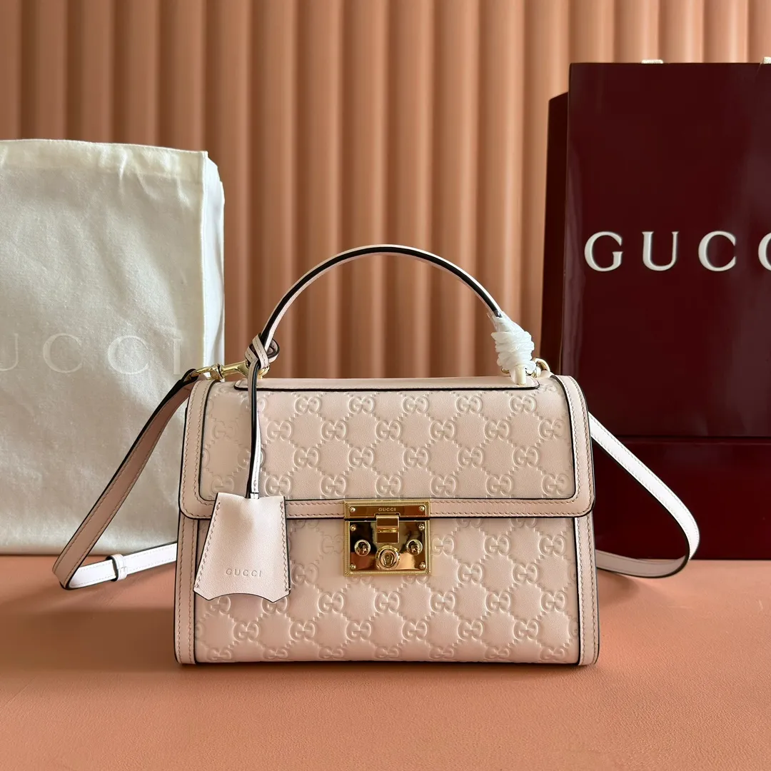 p1380. 💋💋💋 Comes with a full set of original counter packaging [New product] The Padlock series makes a stunning appearance in the 2025 autumn and winter series with fashionable silhouettes, unlocking a variety of carrying methods. This handbag is crafted from GG printed embossed cow leather. Light pink GG printed embossed calfskin Light gold tone hardware Light pink cotton lining Interior: 1 zipped pocket Exterior: 1 open pocket Handle height 7.9 cm Removable and adjustable calfskin shoulder strap (height: 54cm – 60cm; length: 114cm – 125cm) Padlock closure with calfskin keychain Ref.: 838998. Dimensions: 26cm (width) x 18cm (height) x 11.5cm (depth) Weight: approx. 0.8kg