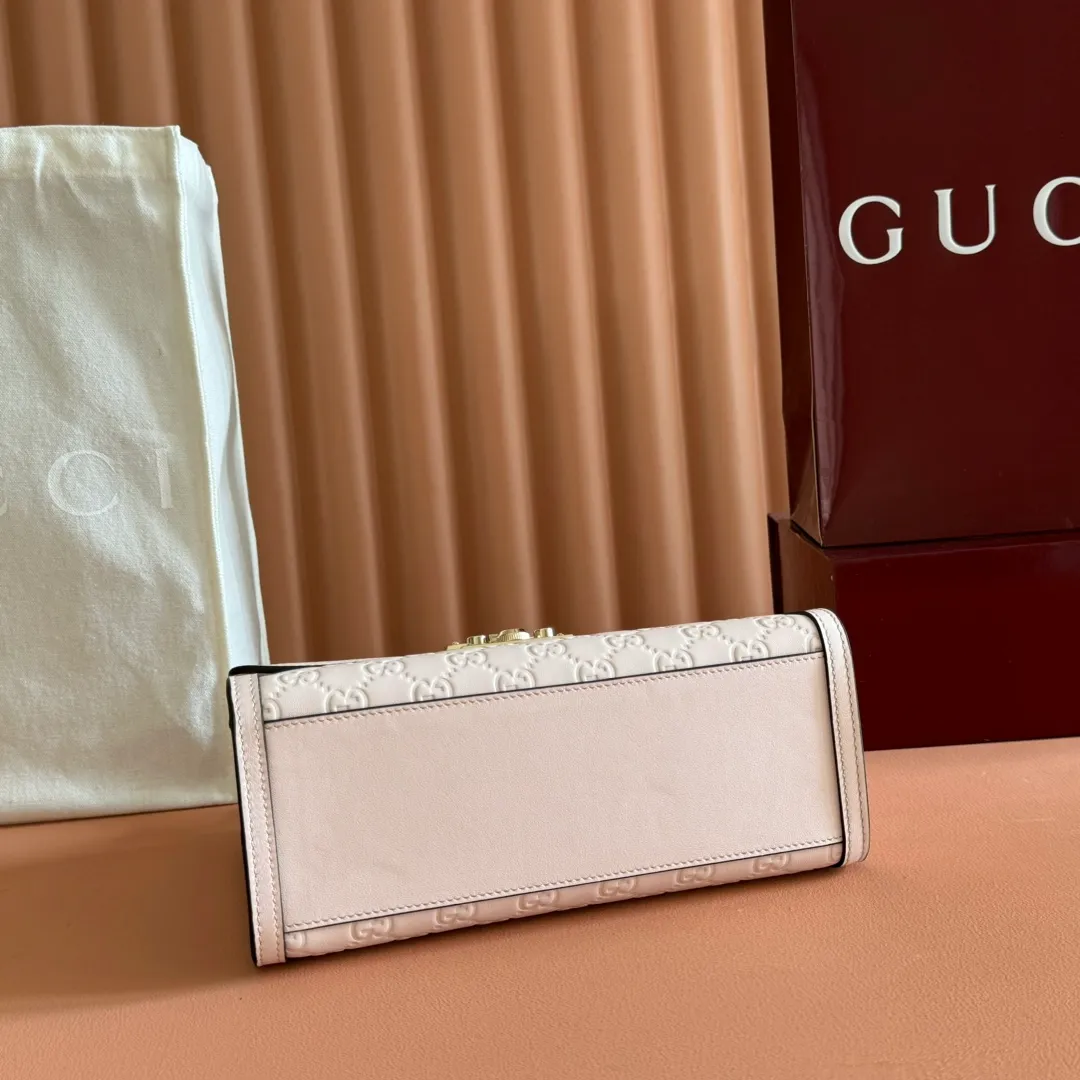 p1380. 💋💋💋 Comes with a full set of original counter packaging [New product] The Padlock series makes a stunning appearance in the 2025 autumn and winter series with fashionable silhouettes, unlocking a variety of carrying methods. This handbag is crafted from GG printed embossed cow leather. Light pink GG printed embossed calfskin Light gold tone hardware Light pink cotton lining Interior: 1 zipped pocket Exterior: 1 open pocket Handle height 7.9 cm Removable and adjustable calfskin shoulder strap (height: 54cm – 60cm; length: 114cm – 125cm) Padlock closure with calfskin keychain Ref.: 838998. Dimensions: 26cm (width) x 18cm (height) x 11.5cm (depth) Weight: approx. 0.8kg