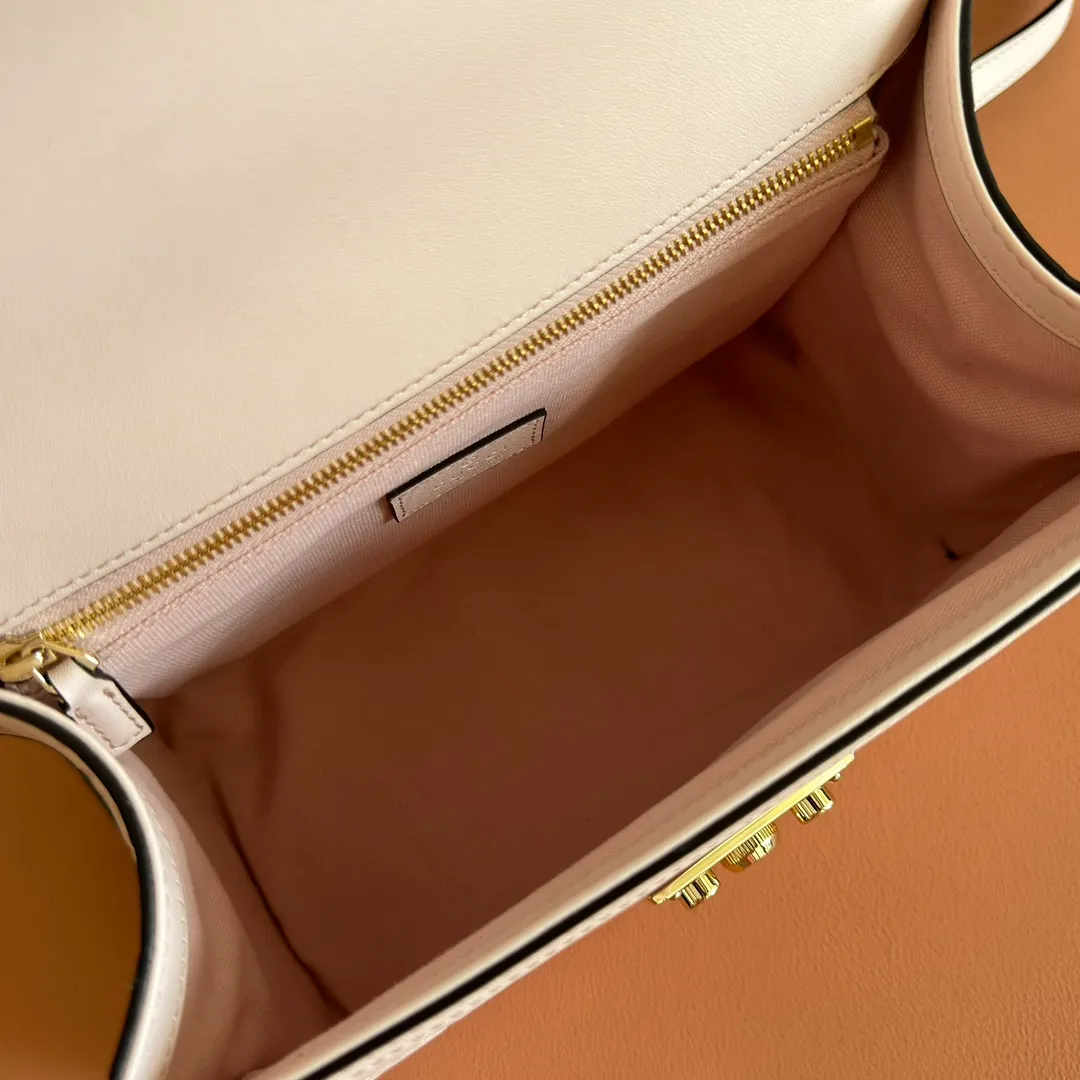 p1380. 💋💋💋 Comes with a full set of original counter packaging [New product] The Padlock series makes a stunning appearance in the 2025 autumn and winter series with fashionable silhouettes, unlocking a variety of carrying methods. This handbag is crafted from GG printed embossed cow leather. Light pink GG printed embossed calfskin Light gold tone hardware Light pink cotton lining Interior: 1 zipped pocket Exterior: 1 open pocket Handle height 7.9 cm Removable and adjustable calfskin shoulder strap (height: 54cm – 60cm; length: 114cm – 125cm) Padlock closure with calfskin keychain Ref.: 838998. Dimensions: 26cm (width) x 18cm (height) x 11.5cm (depth) Weight: approx. 0.8kg