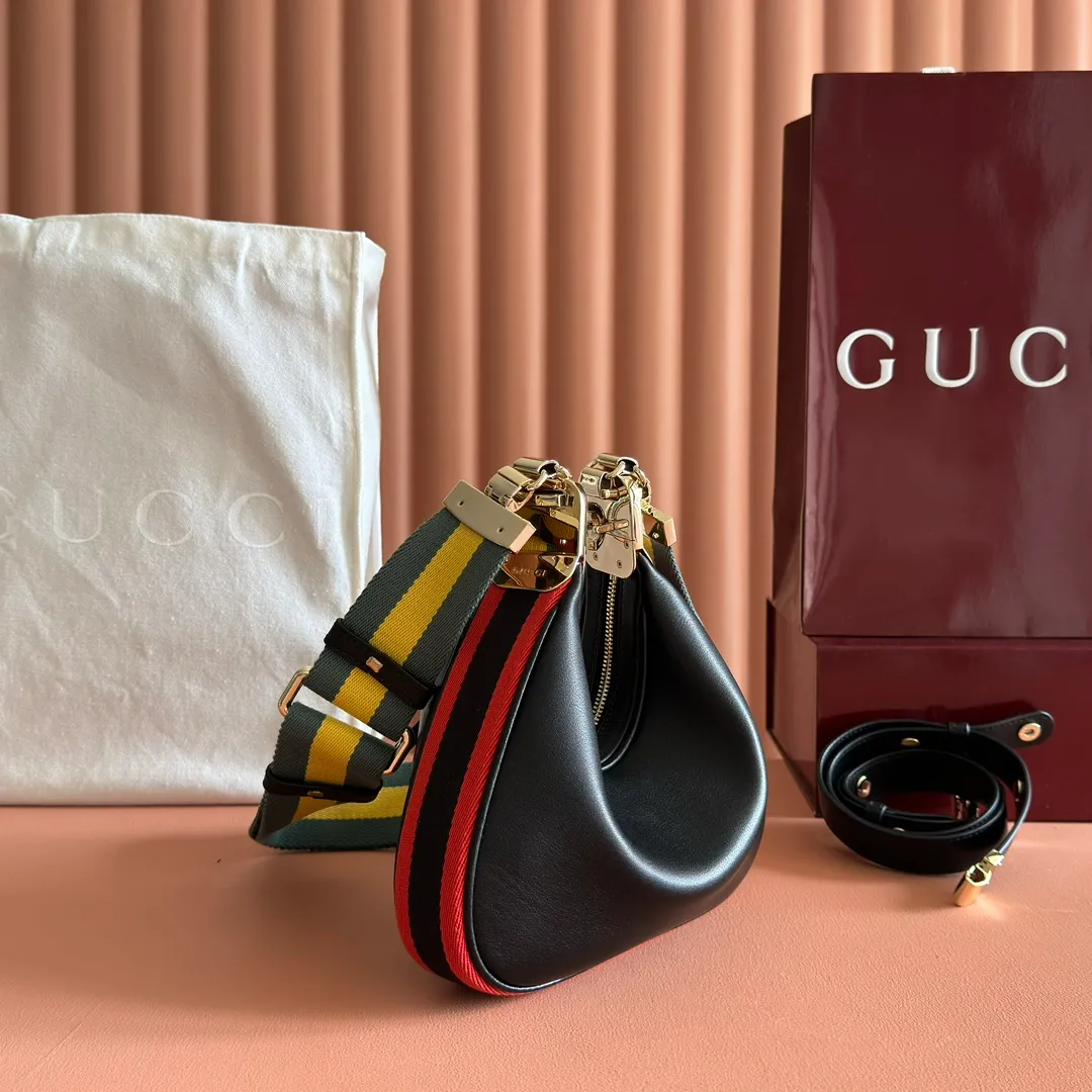 p1560. 📣📣📣【Original leather accessories🌈 Equipped with full counter packaging】🔥🔥Gucci Attache series small shoulder bag, model number 699409 The "Gucci March of Love" series reinterprets the brand's archive elements and pays tribute to the everlasting charm of Hollywood. This accessory features the instantly recognizable crescent shape, and the G-hook closure adds a unique design aesthetic. Classic accessories are combined with soft materials to interpret retro charm in a delicate and romantic way. This small style is crafted from beige and ebony GG Supreme canvas and trimmed with brown leather trim. Hide details Beige and ebony GG Supreme canvas Brown leather trim Palladium tone hardware Red and green web Cotton and linen lining Additional leather strap Removable web strap (45cm high) G-hook fastening with zip 23cm (W) x 22cm (H) x 5cm (D) Made in Italy
