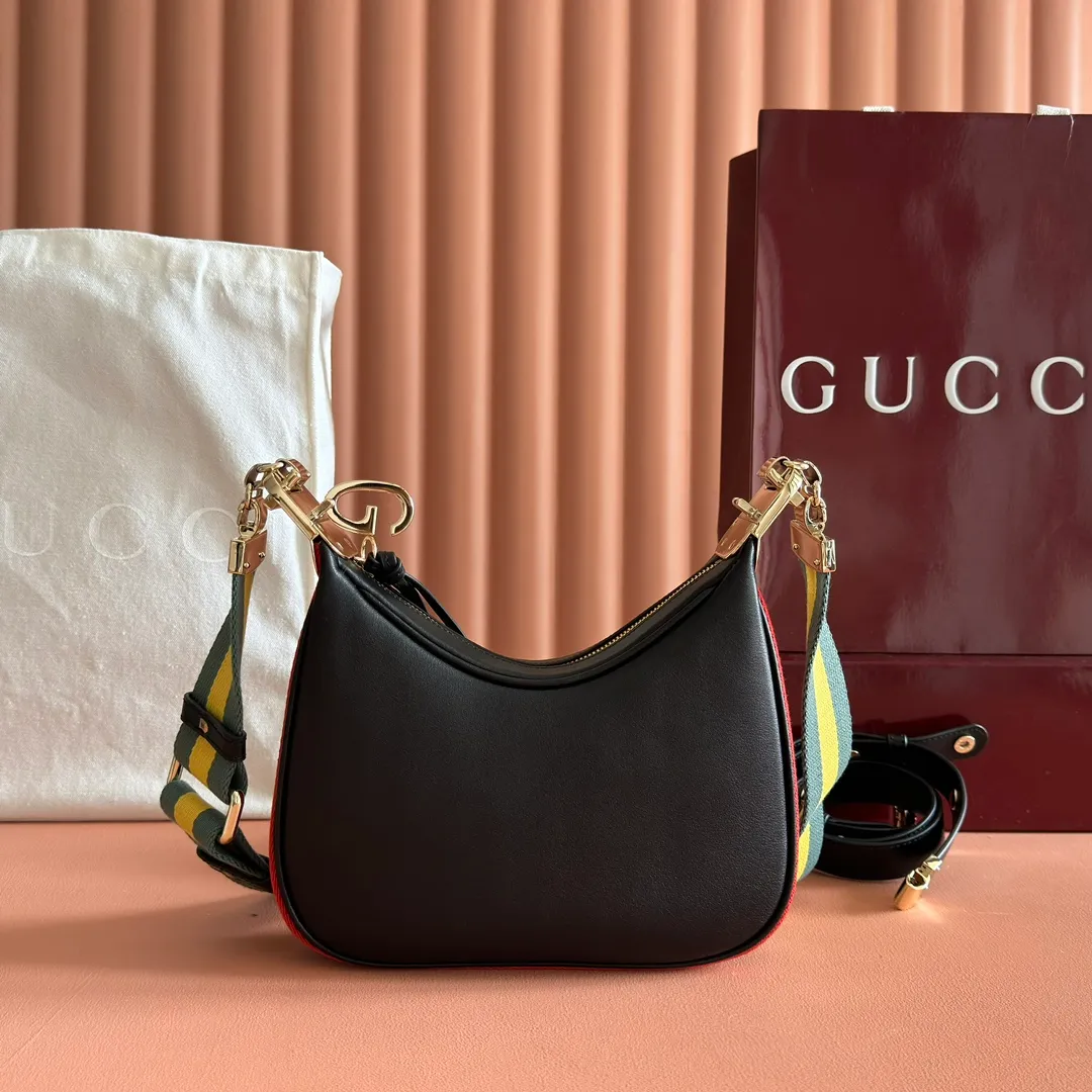 p1560. 📣📣📣【Original leather accessories🌈 Equipped with full counter packaging】🔥🔥Gucci Attache series small shoulder bag, model number 699409 The "Gucci March of Love" series reinterprets the brand's archive elements and pays tribute to the everlasting charm of Hollywood. This accessory features the instantly recognizable crescent shape, and the G-hook closure adds a unique design aesthetic. Classic accessories are combined with soft materials to interpret retro charm in a delicate and romantic way. This small style is crafted from beige and ebony GG Supreme canvas and trimmed with brown leather trim. Hide details Beige and ebony GG Supreme canvas Brown leather trim Palladium tone hardware Red and green web Cotton and linen lining Additional leather strap Removable web strap (45cm high) G-hook fastening with zip 23cm (W) x 22cm (H) x 5cm (D) Made in Italy