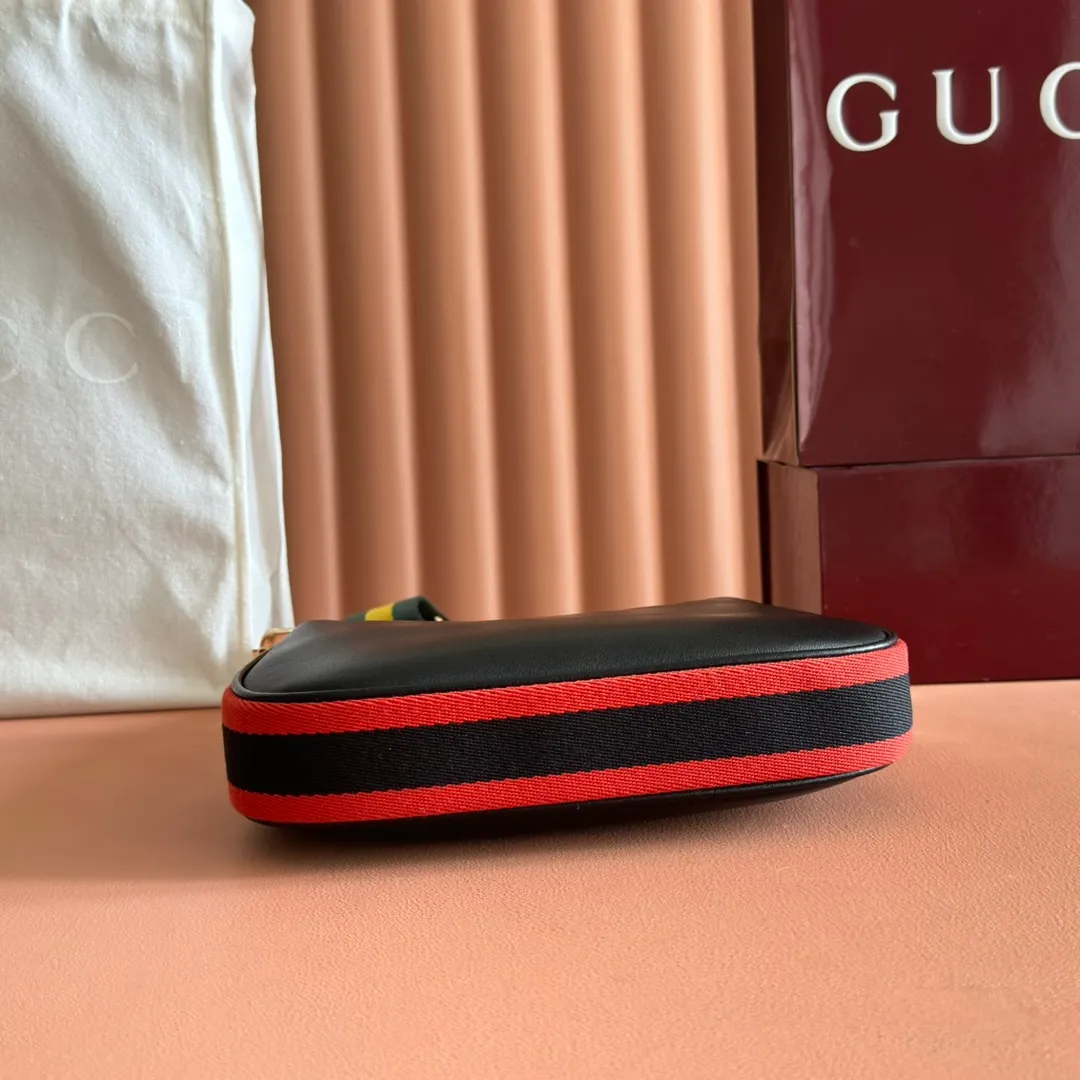 p1560. 📣📣📣【Original leather accessories🌈 Equipped with full counter packaging】🔥🔥Gucci Attache series small shoulder bag, model number 699409 The "Gucci March of Love" series reinterprets the brand's archive elements and pays tribute to the everlasting charm of Hollywood. This accessory features the instantly recognizable crescent shape, and the G-hook closure adds a unique design aesthetic. Classic accessories are combined with soft materials to interpret retro charm in a delicate and romantic way. This small style is crafted from beige and ebony GG Supreme canvas and trimmed with brown leather trim. Hide details Beige and ebony GG Supreme canvas Brown leather trim Palladium tone hardware Red and green web Cotton and linen lining Additional leather strap Removable web strap (45cm high) G-hook fastening with zip 23cm (W) x 22cm (H) x 5cm (D) Made in Italy