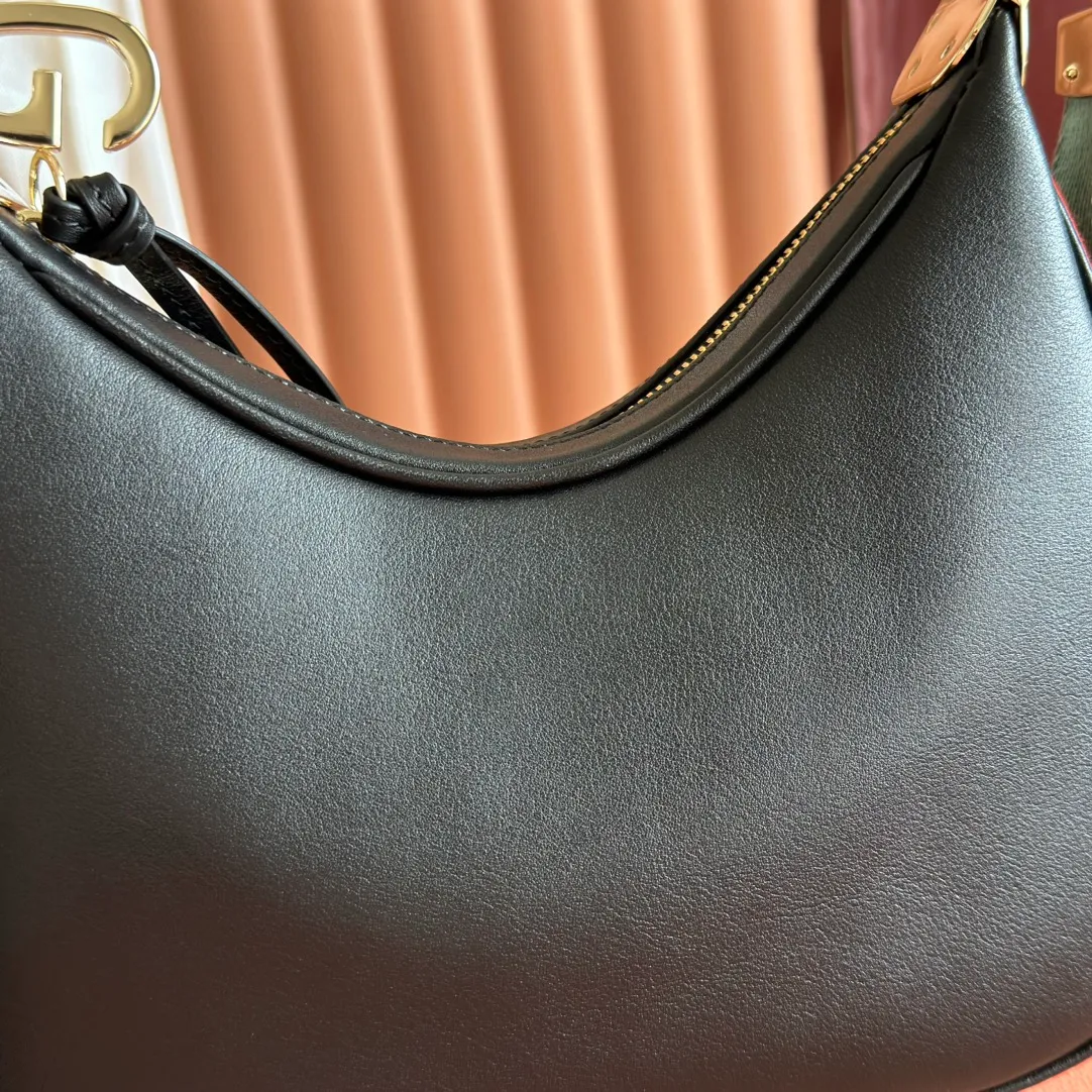 p1560. 📣📣📣【Original leather accessories🌈 Equipped with full counter packaging】🔥🔥Gucci Attache series small shoulder bag, model number 699409 The "Gucci March of Love" series reinterprets the brand's archive elements and pays tribute to the everlasting charm of Hollywood. This accessory features the instantly recognizable crescent shape, and the G-hook closure adds a unique design aesthetic. Classic accessories are combined with soft materials to interpret retro charm in a delicate and romantic way. This small style is crafted from beige and ebony GG Supreme canvas and trimmed with brown leather trim. Hide details Beige and ebony GG Supreme canvas Brown leather trim Palladium tone hardware Red and green web Cotton and linen lining Additional leather strap Removable web strap (45cm high) G-hook fastening with zip 23cm (W) x 22cm (H) x 5cm (D) Made in Italy