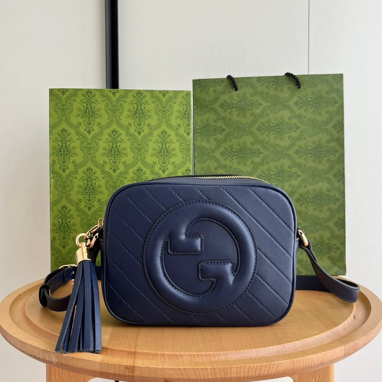 Actual shot 💰260 𝐆𝐮𝐜𝐜𝐢 𝐁𝐥𝐨𝐧𝐝𝐢𝐞Camera bag Model: 742360 first-layer cowhide Size: 21*15.5*5.5cm The new upgraded style is more attractive! The capacity is adequate ~ the shoulder straps are adjustable