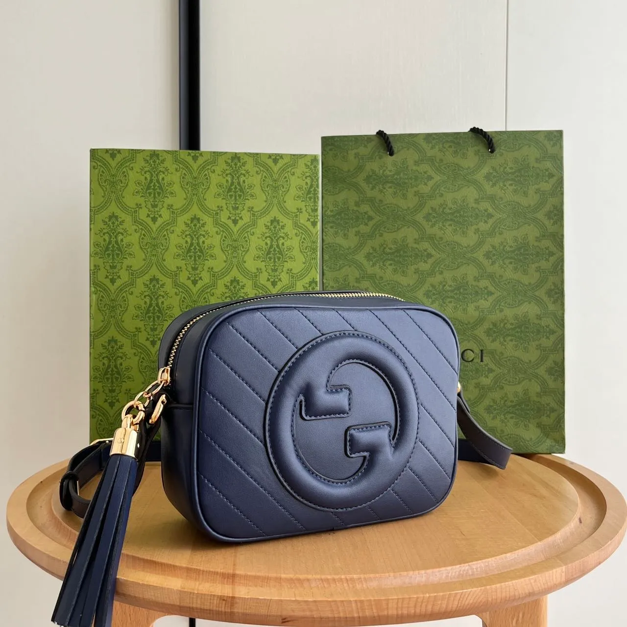 Actual shot 💰260 𝐆𝐮𝐜𝐜𝐢 𝐁𝐥𝐨𝐧𝐝𝐢𝐞Camera bag Model: 742360 first-layer cowhide Size: 21*15.5*5.5cm The new upgraded style is more attractive! The capacity is adequate ~ the shoulder straps are adjustable