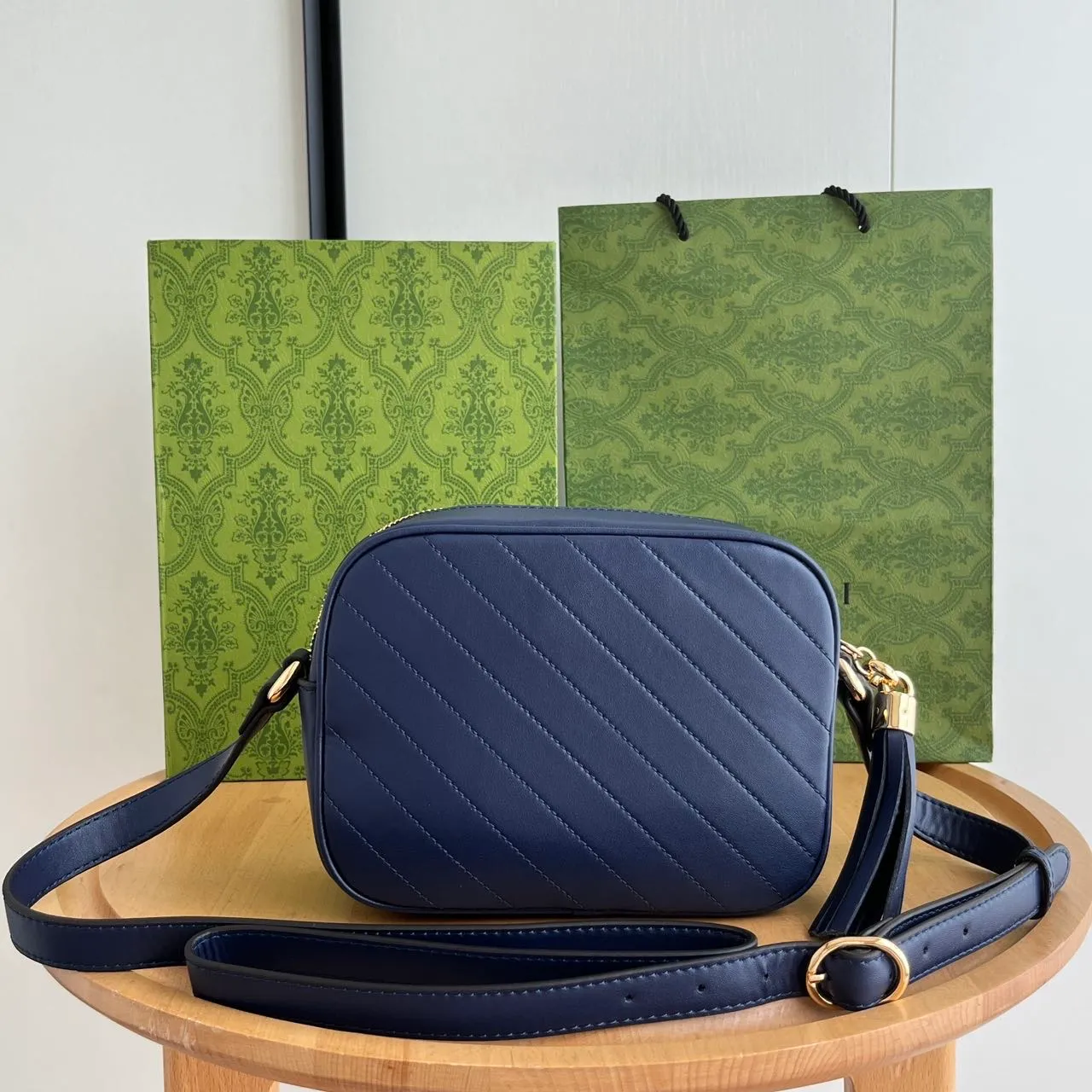 Actual shot 💰260 𝐆𝐮𝐜𝐜𝐢 𝐁𝐥𝐨𝐧𝐝𝐢𝐞Camera bag Model: 742360 first-layer cowhide Size: 21*15.5*5.5cm The new upgraded style is more attractive! The capacity is adequate ~ the shoulder straps are adjustable