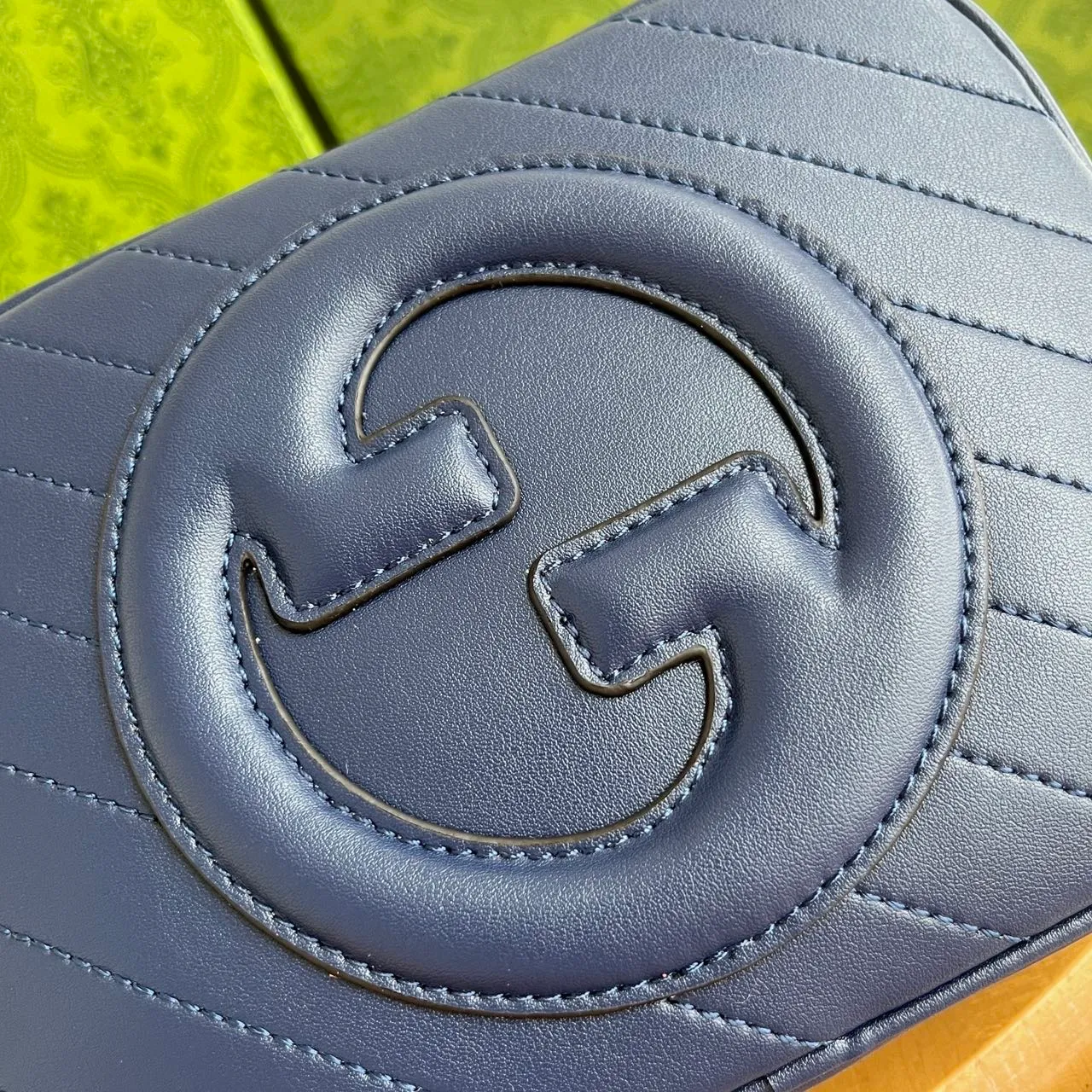 Actual shot 💰260 𝐆𝐮𝐜𝐜𝐢 𝐁𝐥𝐨𝐧𝐝𝐢𝐞Camera bag Model: 742360 first-layer cowhide Size: 21*15.5*5.5cm The new upgraded style is more attractive! The capacity is adequate ~ the shoulder straps are adjustable
