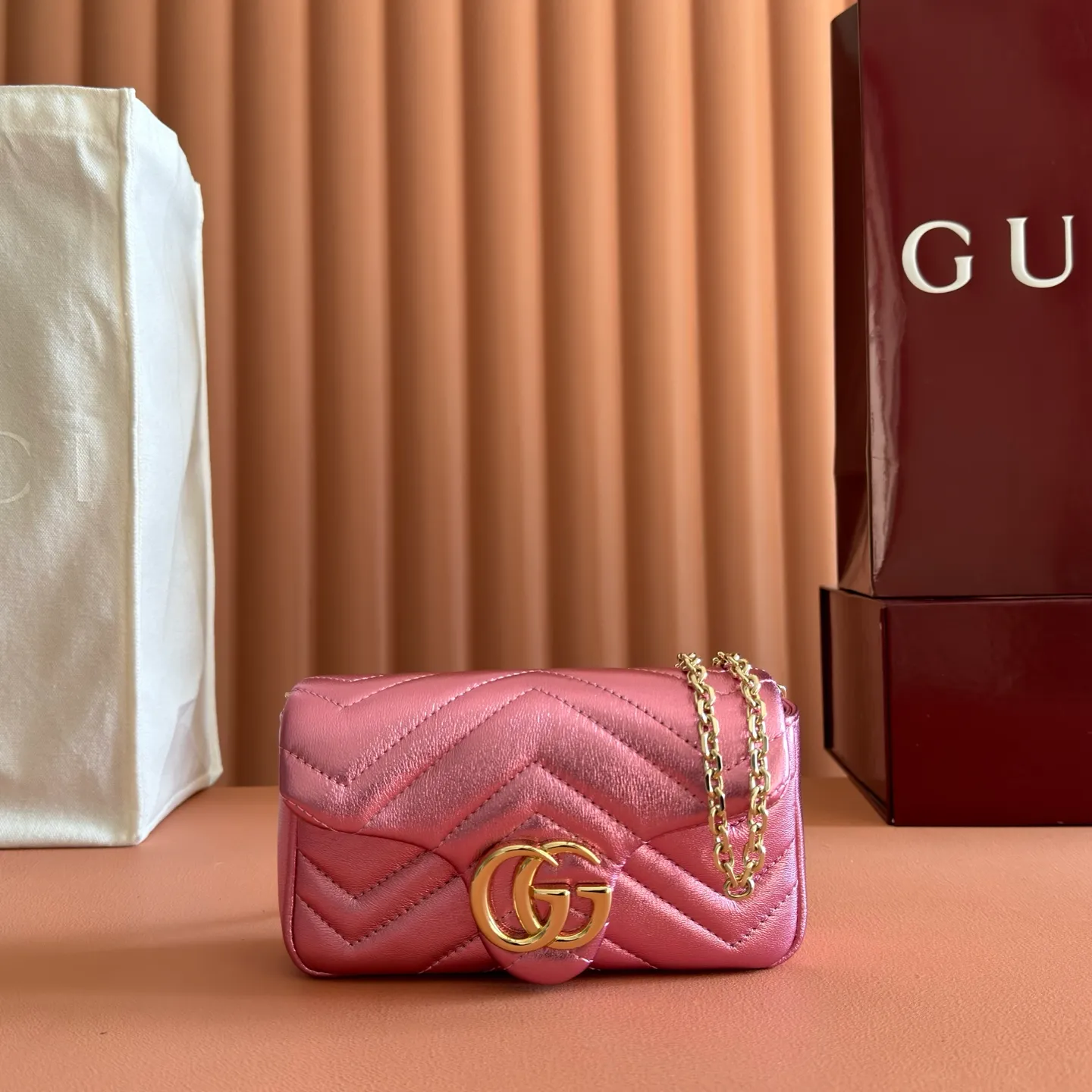 p860💋💋💋【With full set of original counter packaging】The brand’s iconic GG Marmont series is ingeniously integrated with double G-shaped accessories and faceted chain straps, and soft leather is selected to create a soft-lined bag shape. This mini bag is embellished with the brand's archive logo, which debuted in the 1970s. Silver V-shaped Matelassé sheepskin leather Silver-toned hardware Double G Chain shoulder strap (60 cm high) Magnetic snap fastening Weight: approx. 0.35 kg Model number: 841290. Dimensions: 16.5cm (width) x 9.5cm (height) x 4.5cm (depth) Color: pink gold sheepskin/original leather. Made in Italy