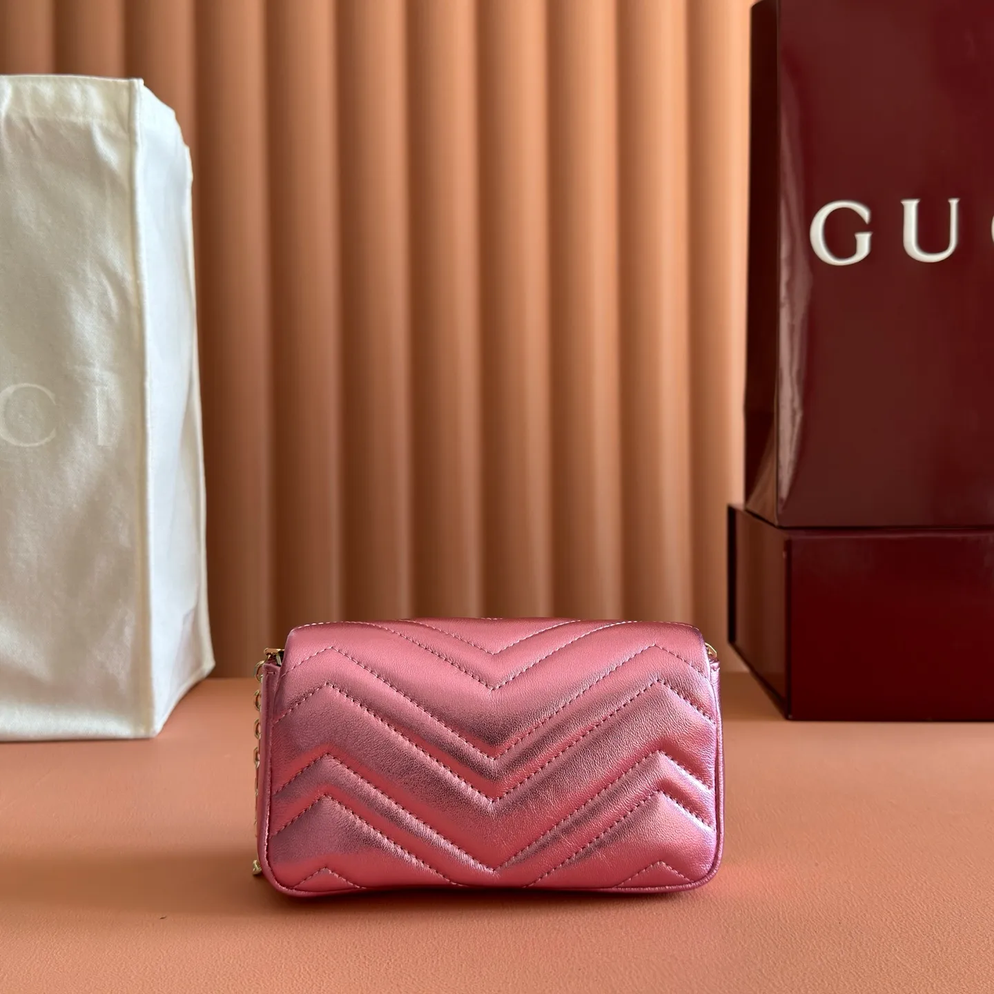 p860💋💋💋【With full set of original counter packaging】The brand’s iconic GG Marmont series is ingeniously integrated with double G-shaped accessories and faceted chain straps, and soft leather is selected to create a soft-lined bag shape. This mini bag is embellished with the brand's archive logo, which debuted in the 1970s. Silver V-shaped Matelassé sheepskin leather Silver-toned hardware Double G Chain shoulder strap (60 cm high) Magnetic snap fastening Weight: approx. 0.35 kg Model number: 841290. Dimensions: 16.5cm (width) x 9.5cm (height) x 4.5cm (depth) Color: pink gold sheepskin/original leather. Made in Italy