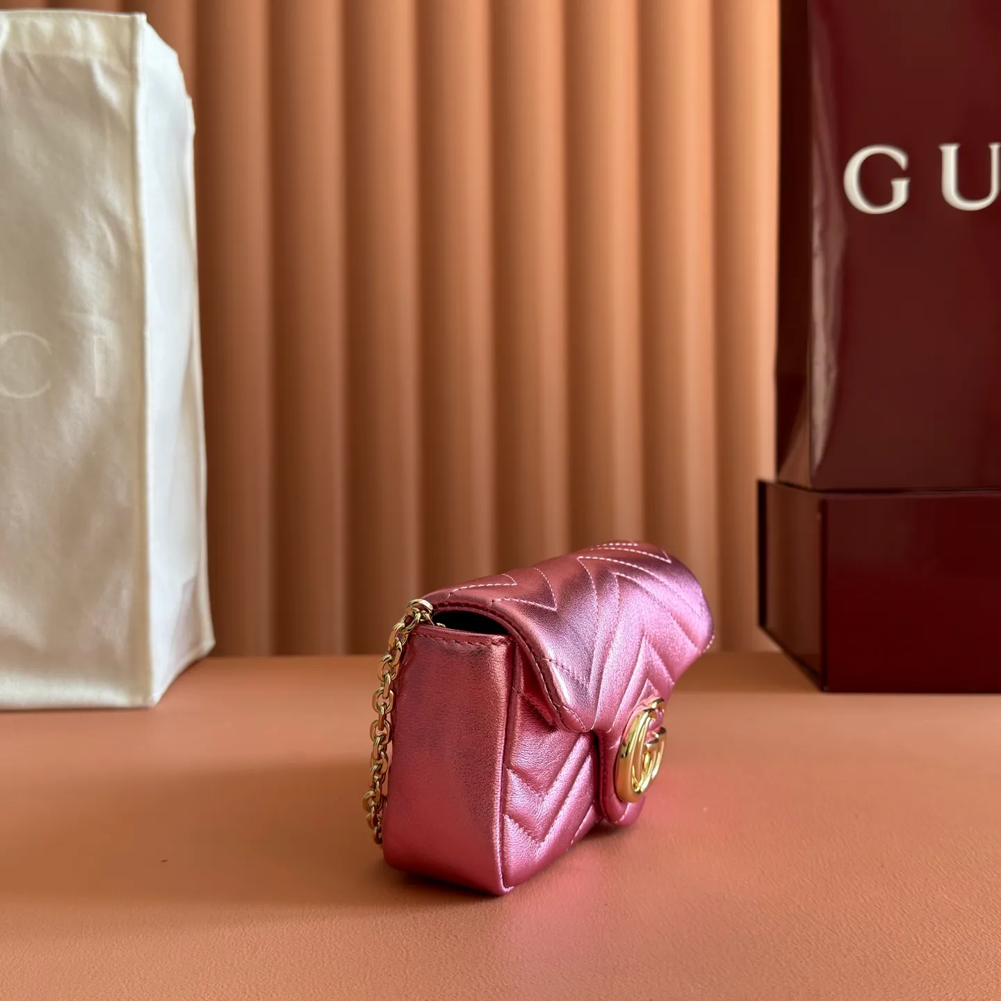 p860💋💋💋【With full set of original counter packaging】The brand’s iconic GG Marmont series is ingeniously integrated with double G-shaped accessories and faceted chain straps, and soft leather is selected to create a soft-lined bag shape. This mini bag is embellished with the brand's archive logo, which debuted in the 1970s. Silver V-shaped Matelassé sheepskin leather Silver-toned hardware Double G Chain shoulder strap (60 cm high) Magnetic snap fastening Weight: approx. 0.35 kg Model number: 841290. Dimensions: 16.5cm (width) x 9.5cm (height) x 4.5cm (depth) Color: pink gold sheepskin/original leather. Made in Italy