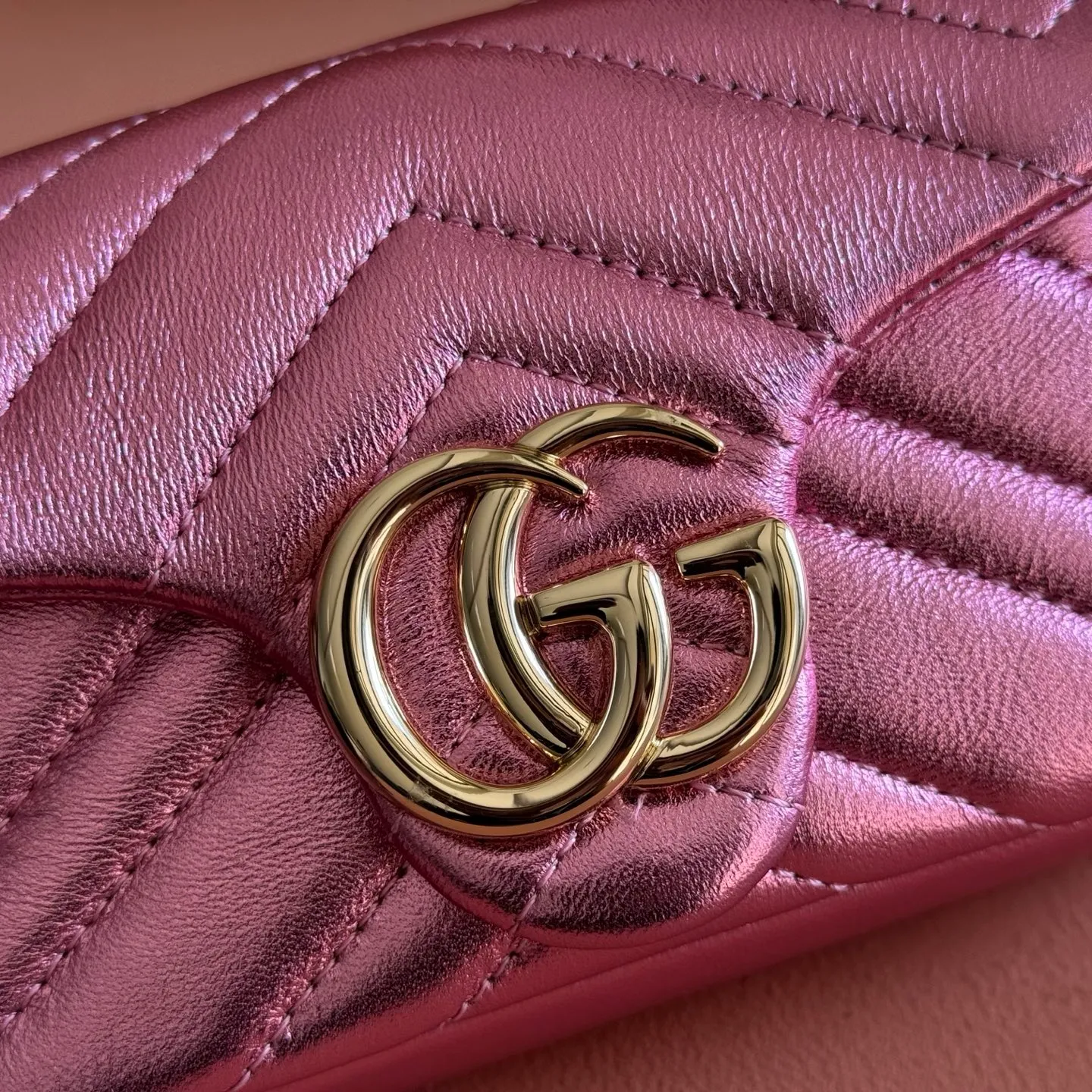 p860💋💋💋【With full set of original counter packaging】The brand’s iconic GG Marmont series is ingeniously integrated with double G-shaped accessories and faceted chain straps, and soft leather is selected to create a soft-lined bag shape. This mini bag is embellished with the brand's archive logo, which debuted in the 1970s. Silver V-shaped Matelassé sheepskin leather Silver-toned hardware Double G Chain shoulder strap (60 cm high) Magnetic snap fastening Weight: approx. 0.35 kg Model number: 841290. Dimensions: 16.5cm (width) x 9.5cm (height) x 4.5cm (depth) Color: pink gold sheepskin/original leather. Made in Italy