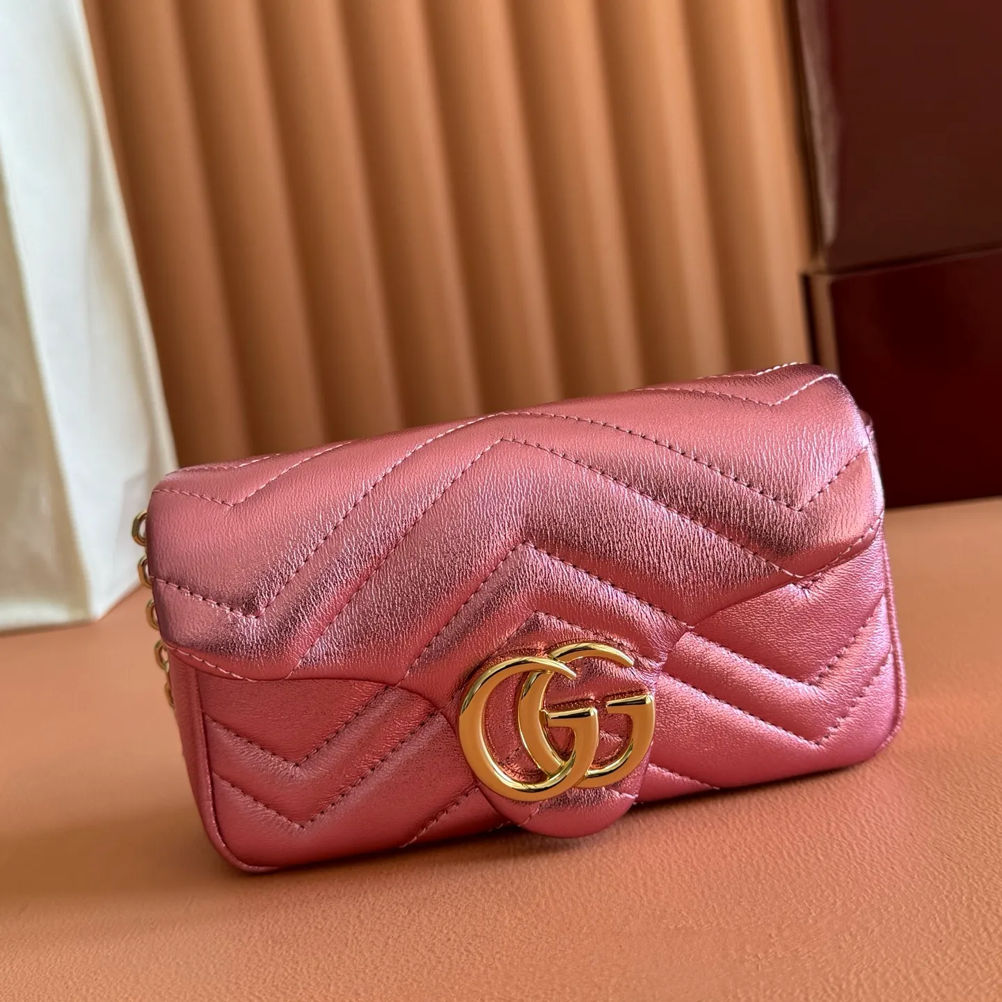 p860💋💋💋【With full set of original counter packaging】The brand’s iconic GG Marmont series is ingeniously integrated with double G-shaped accessories and faceted chain straps, and soft leather is selected to create a soft-lined bag shape. This mini bag is embellished with the brand's archive logo, which debuted in the 1970s. Silver V-shaped Matelassé sheepskin leather Silver-toned hardware Double G Chain shoulder strap (60 cm high) Magnetic snap fastening Weight: approx. 0.35 kg Model number: 841290. Dimensions: 16.5cm (width) x 9.5cm (height) x 4.5cm (depth) Color: pink gold sheepskin/original leather. Made in Italy