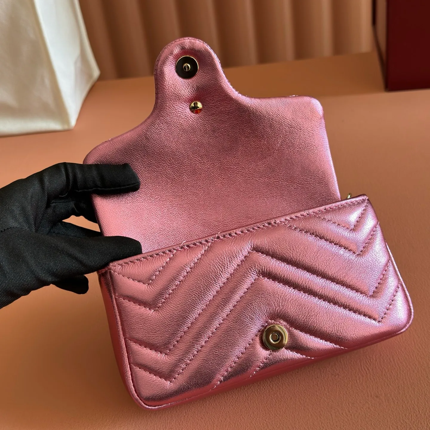 p860💋💋💋【With full set of original counter packaging】The brand’s iconic GG Marmont series is ingeniously integrated with double G-shaped accessories and faceted chain straps, and soft leather is selected to create a soft-lined bag shape. This mini bag is embellished with the brand's archive logo, which debuted in the 1970s. Silver V-shaped Matelassé sheepskin leather Silver-toned hardware Double G Chain shoulder strap (60 cm high) Magnetic snap fastening Weight: approx. 0.35 kg Model number: 841290. Dimensions: 16.5cm (width) x 9.5cm (height) x 4.5cm (depth) Color: pink gold sheepskin/original leather. Made in Italy