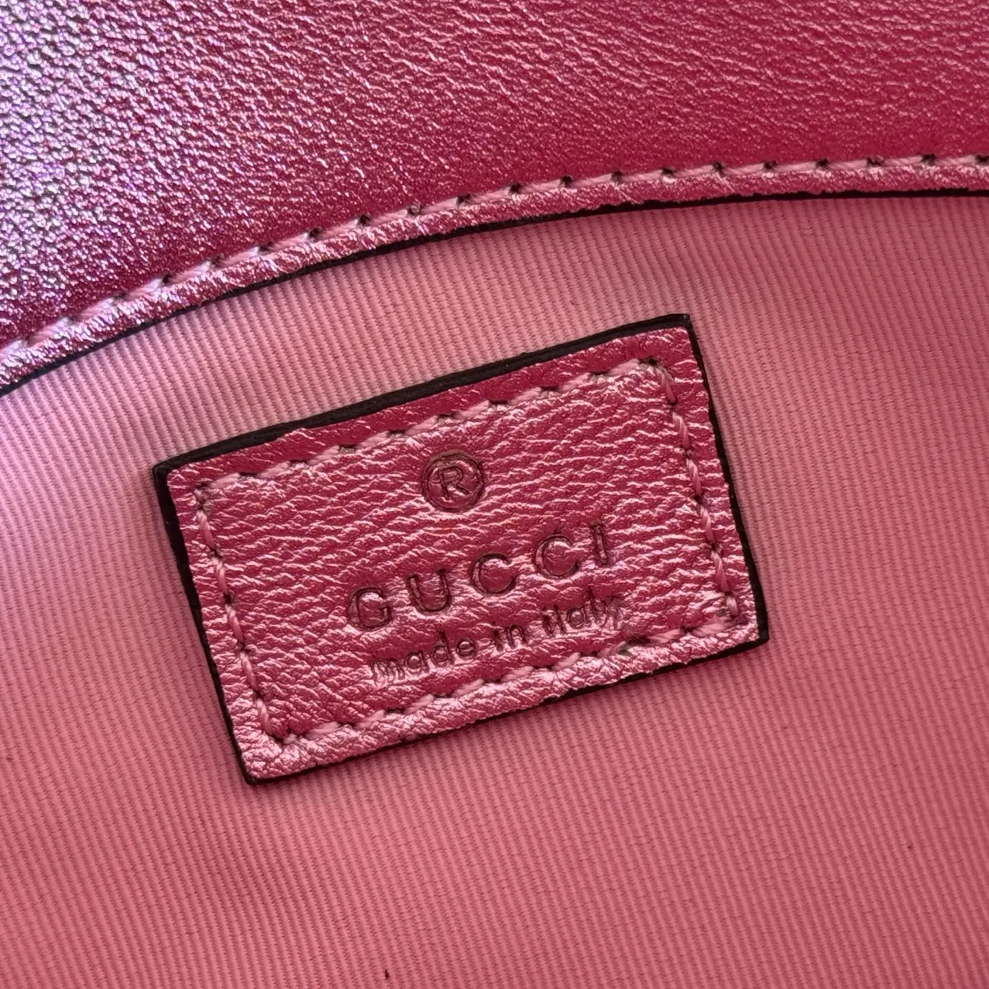 p860💋💋💋【With full set of original counter packaging】The brand’s iconic GG Marmont series is ingeniously integrated with double G-shaped accessories and faceted chain straps, and soft leather is selected to create a soft-lined bag shape. This mini bag is embellished with the brand's archive logo, which debuted in the 1970s. Silver V-shaped Matelassé sheepskin leather Silver-toned hardware Double G Chain shoulder strap (60 cm high) Magnetic snap fastening Weight: approx. 0.35 kg Model number: 841290. Dimensions: 16.5cm (width) x 9.5cm (height) x 4.5cm (depth) Color: pink gold sheepskin/original leather. Made in Italy