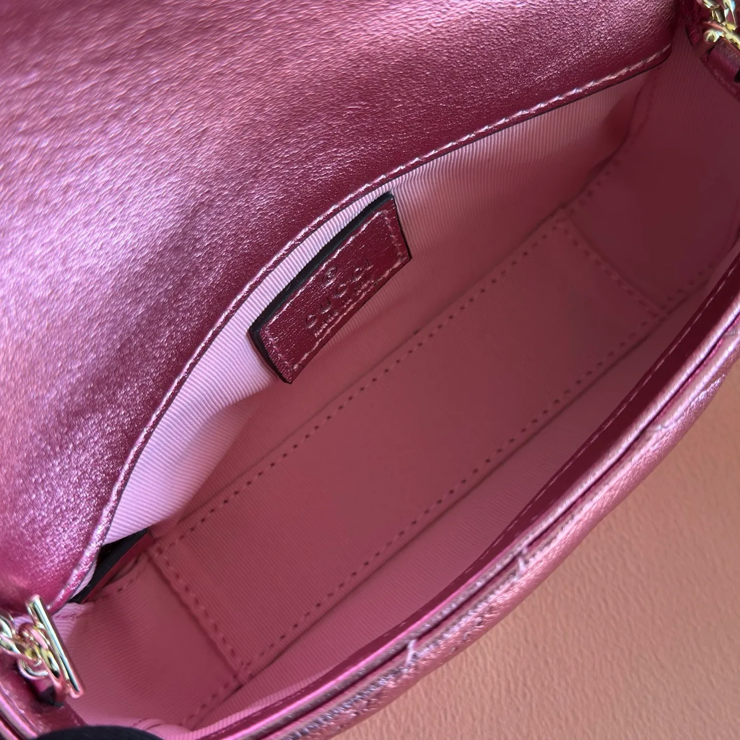 p860💋💋💋【With full set of original counter packaging】The brand’s iconic GG Marmont series is ingeniously integrated with double G-shaped accessories and faceted chain straps, and soft leather is selected to create a soft-lined bag shape. This mini bag is embellished with the brand's archive logo, which debuted in the 1970s. Silver V-shaped Matelassé sheepskin leather Silver-toned hardware Double G Chain shoulder strap (60 cm high) Magnetic snap fastening Weight: approx. 0.35 kg Model number: 841290. Dimensions: 16.5cm (width) x 9.5cm (height) x 4.5cm (depth) Color: pink gold sheepskin/original leather. Made in Italy