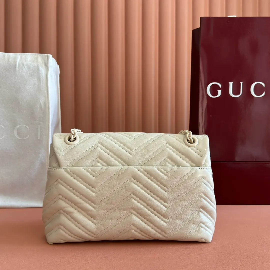 p1640💋💋💋【With full set of original counter packaging】💕2025 autumn and winter series, the brand's iconic GG Marmont series is ingeniously integrated with classic double G elements and faceted chain straps, creating a soft yet stiff silhouette design. This piece is crafted from soft, lightweight quilted V-shaped calfskin leather and features tonal enamel hardware and chain. Black soft lightweight quilted V-shaped calfskin leather. Tonal enamel hardware and chain. Black rayon lining. Double G. Interior: Zip pocket. Exterior: Back pocket. Sliding chain shoulder strap: Height: 28cm – 51cm. Magnetic closure. Ident.: 850676. Dimensions: 31cm (width) x 17cm (height) x 8cm (depth) Weight: approx. 0.5kg Color: white/soft leather. Made in Italy