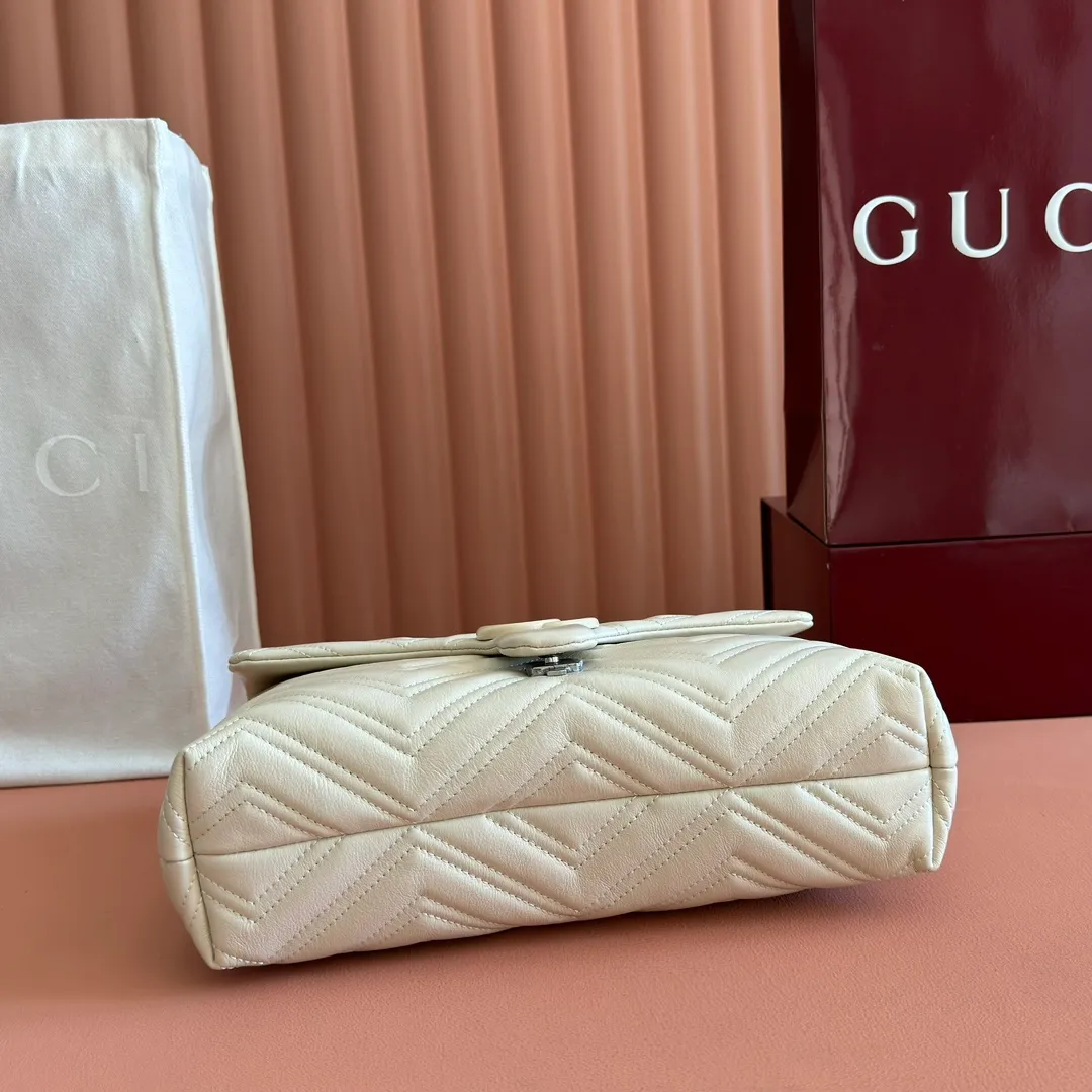 p1640💋💋💋【With full set of original counter packaging】💕2025 autumn and winter series, the brand's iconic GG Marmont series is ingeniously integrated with classic double G elements and faceted chain straps, creating a soft yet stiff silhouette design. This piece is crafted from soft, lightweight quilted V-shaped calfskin leather and features tonal enamel hardware and chain. Black soft lightweight quilted V-shaped calfskin leather. Tonal enamel hardware and chain. Black rayon lining. Double G. Interior: Zip pocket. Exterior: Back pocket. Sliding chain shoulder strap: Height: 28cm – 51cm. Magnetic closure. Ident.: 850676. Dimensions: 31cm (width) x 17cm (height) x 8cm (depth) Weight: approx. 0.5kg Color: white/soft leather. Made in Italy